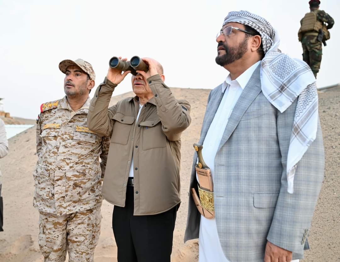 President Al-Alimi checks level of readiness at some battlefronts in Ma'rib.