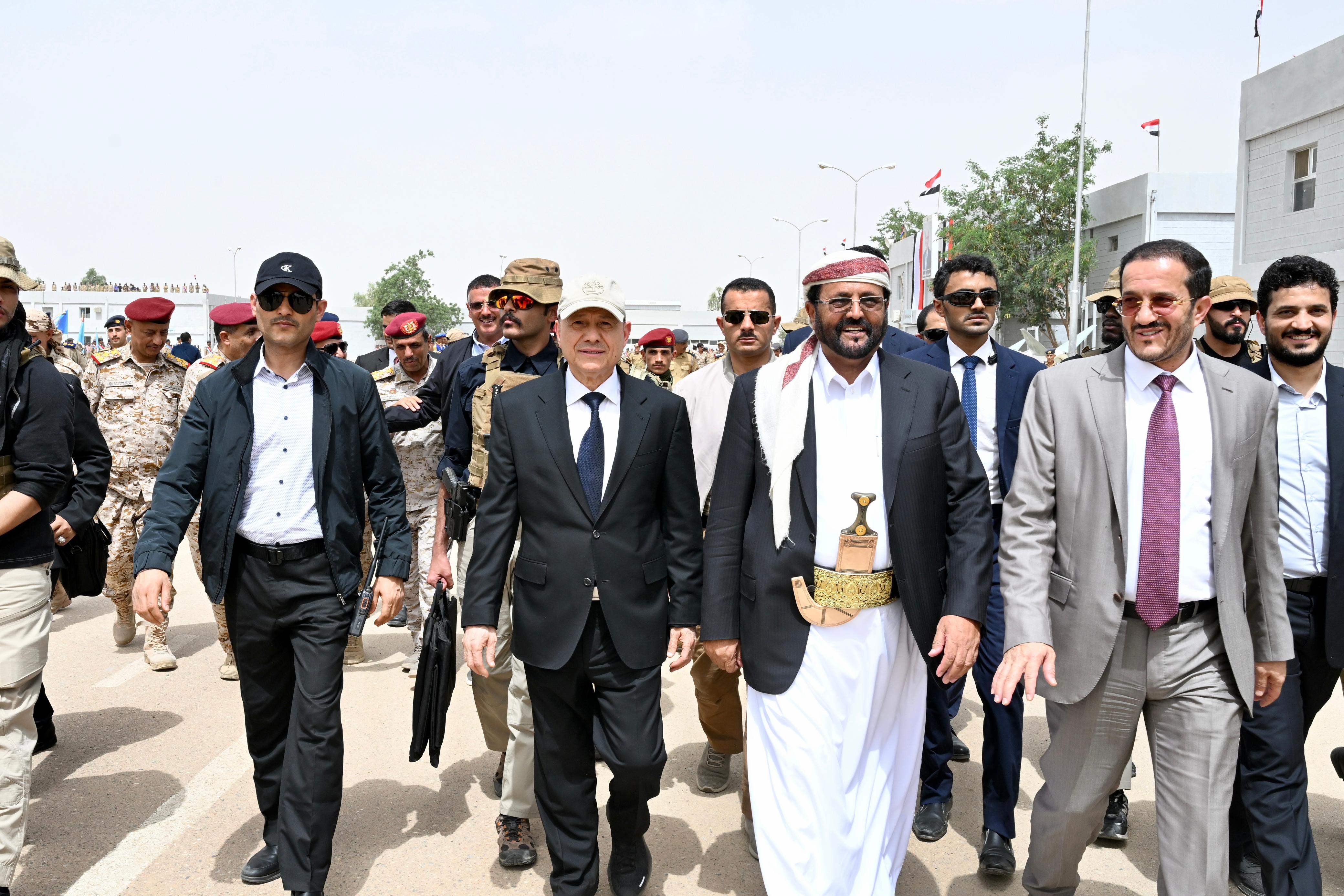 President Al-Alimi visits the College of Aviation and Air Defense in Ma’rib Governorate