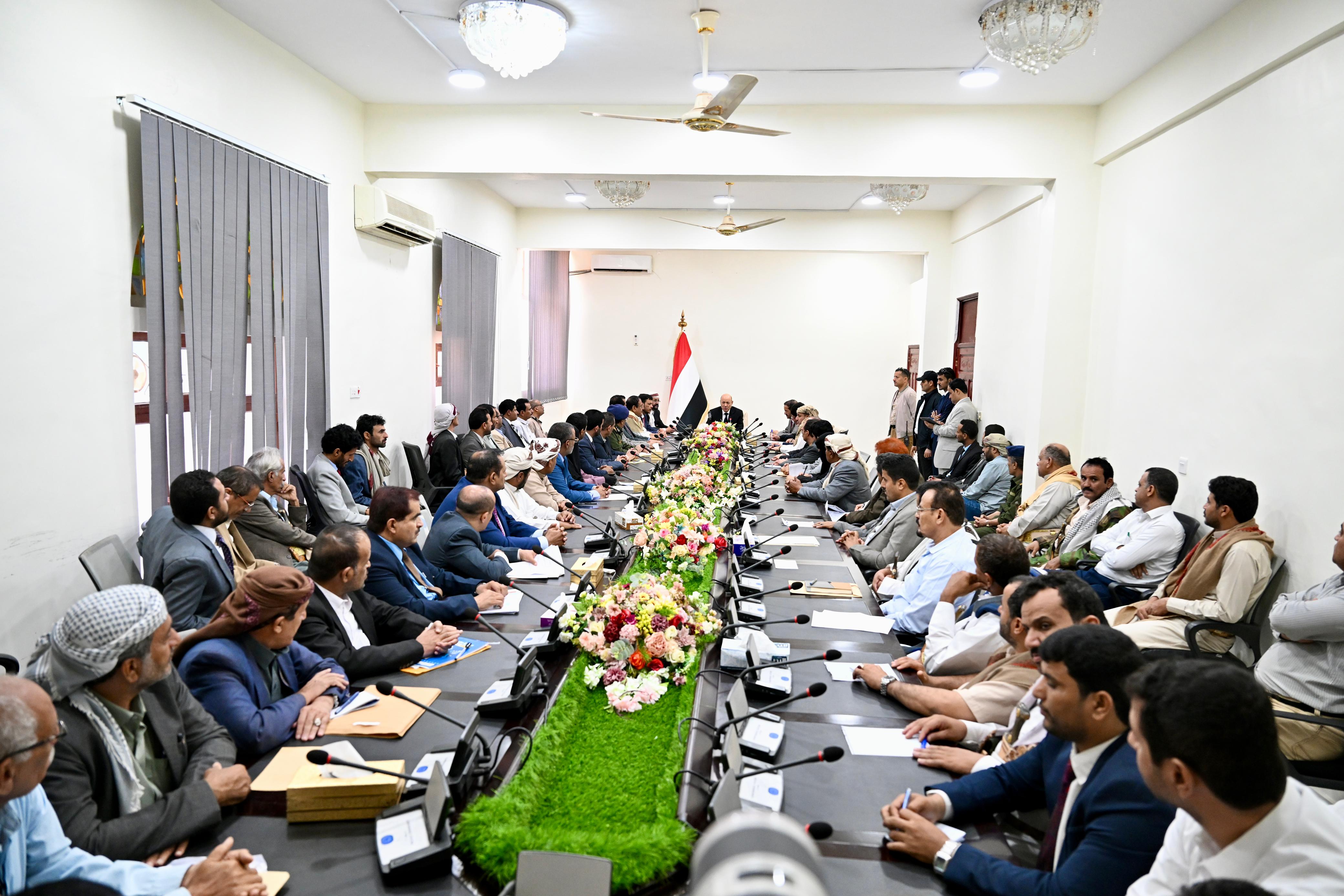 President Al-Alimi chairs a meeting with leaders of local authority and its executive bodies in Ma’rib