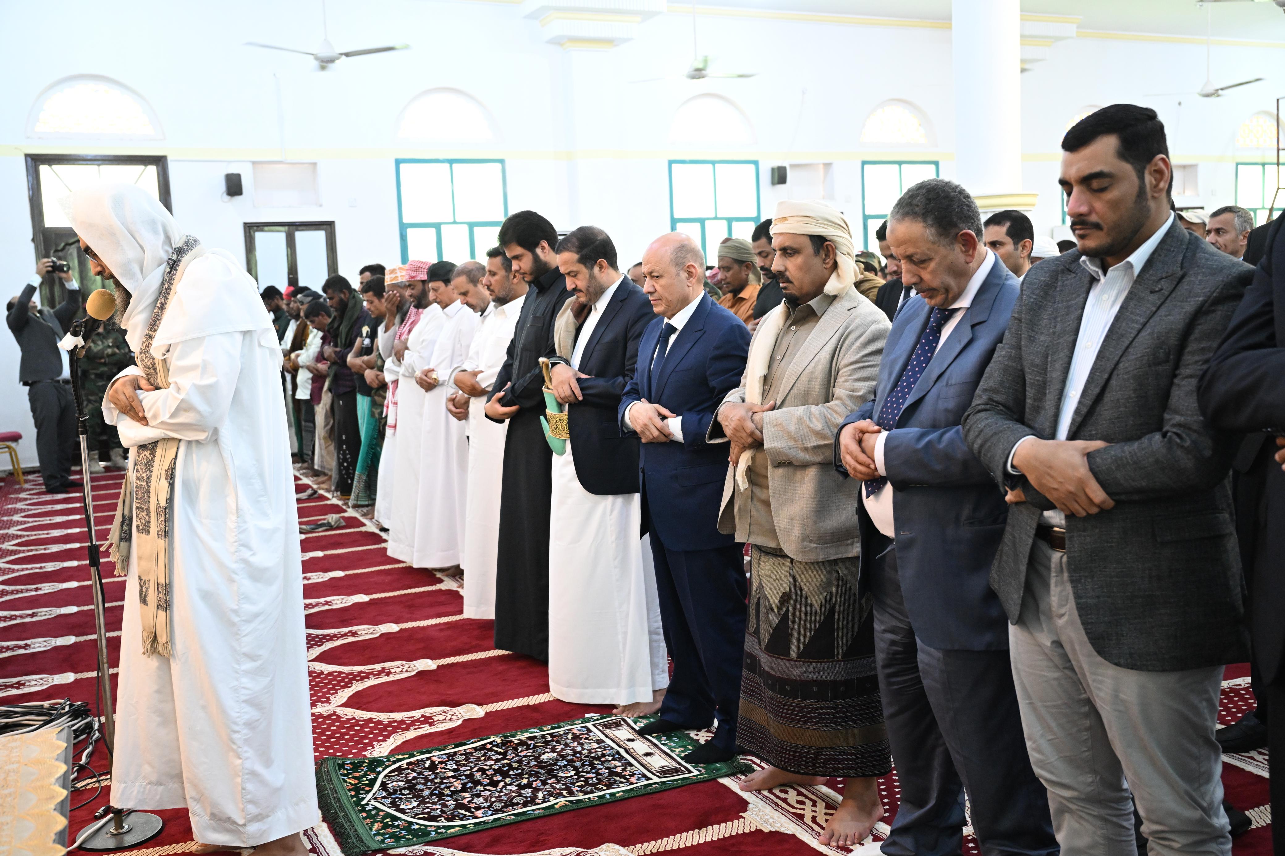 President Al-Alimi along with sheikh Othman Mujali, and crowds of worshippers perform Friday ( Jumu'ah) prayer in Al-Mukalla