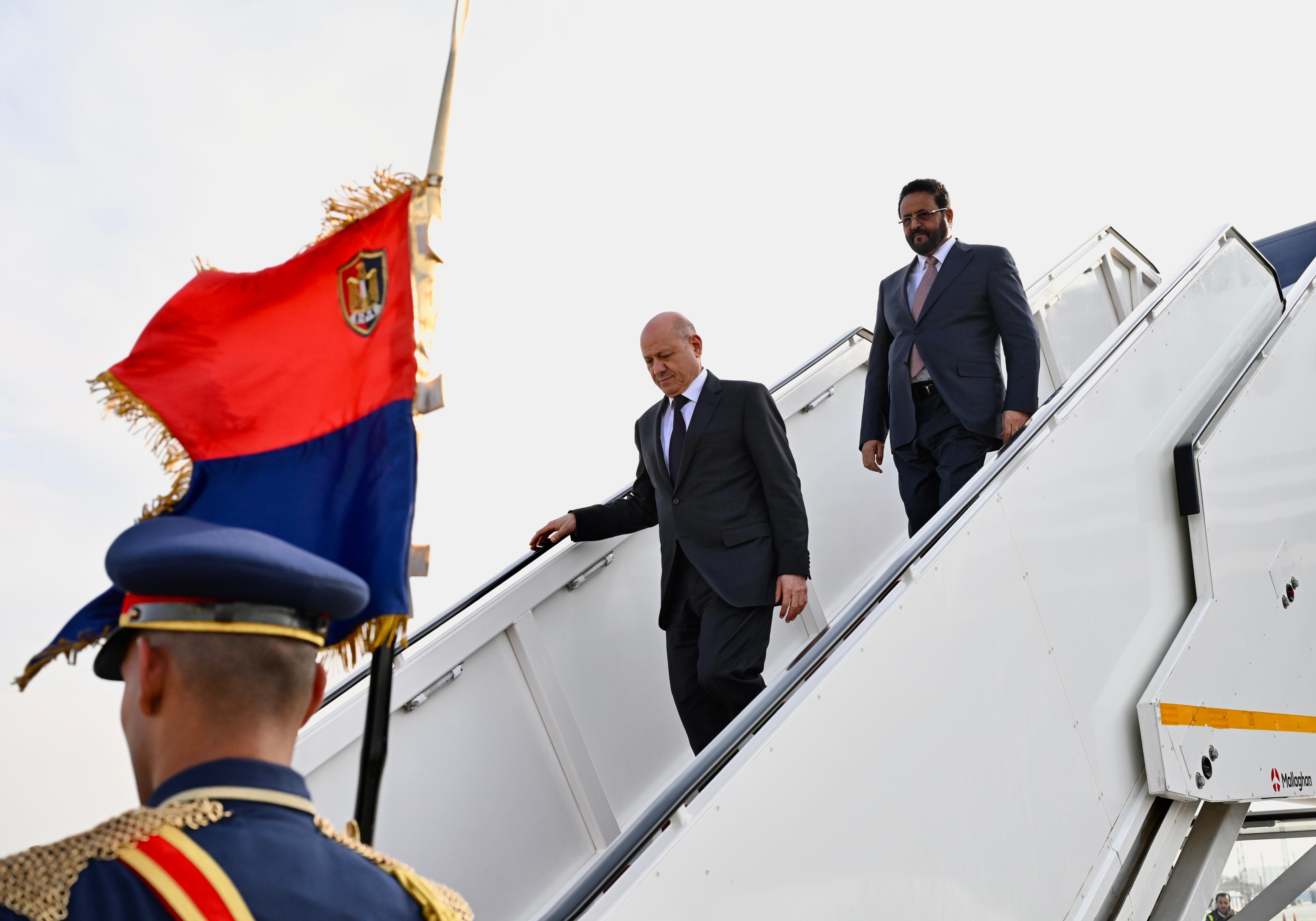President Al-Alimi Arrives in Cairo to Participate in Emergency Arab Summit