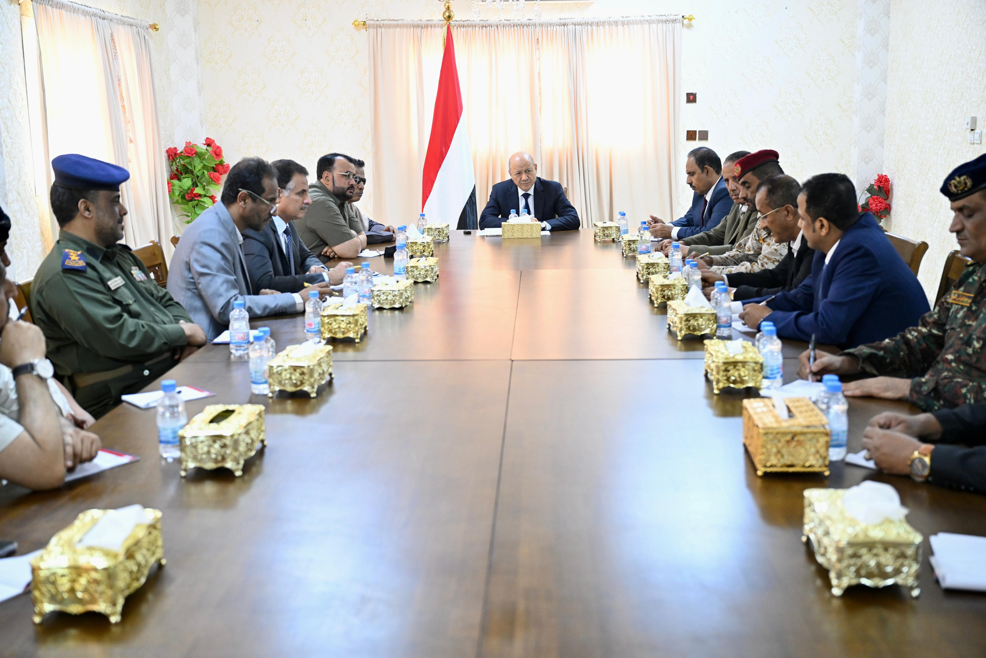 PRESIDENT AL-ALIMI HOLDS JOINT MEETING WITH THE TWO LOCAL AUTHORITIES OF HADRAMOUT AND AL-MAHRA GOVERNORATES   28 Oct 2023