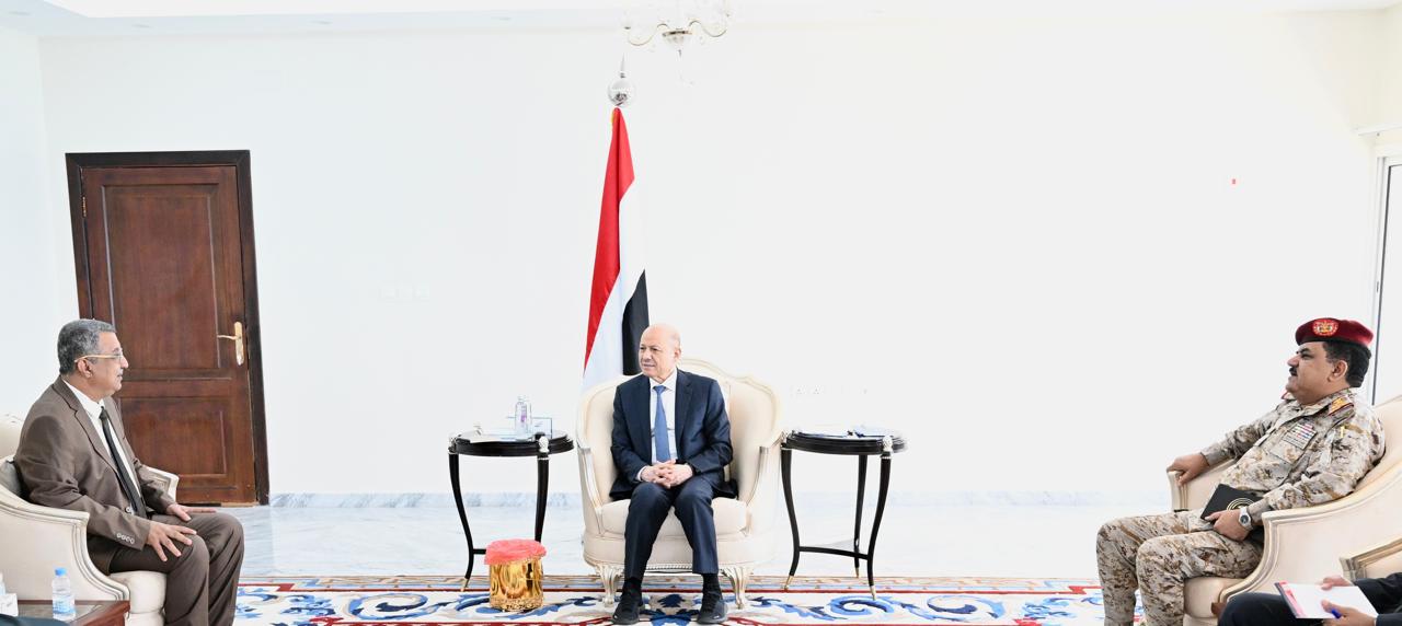 President Al-Alimi receives family of heroic martyr Ali Nasser Hadi