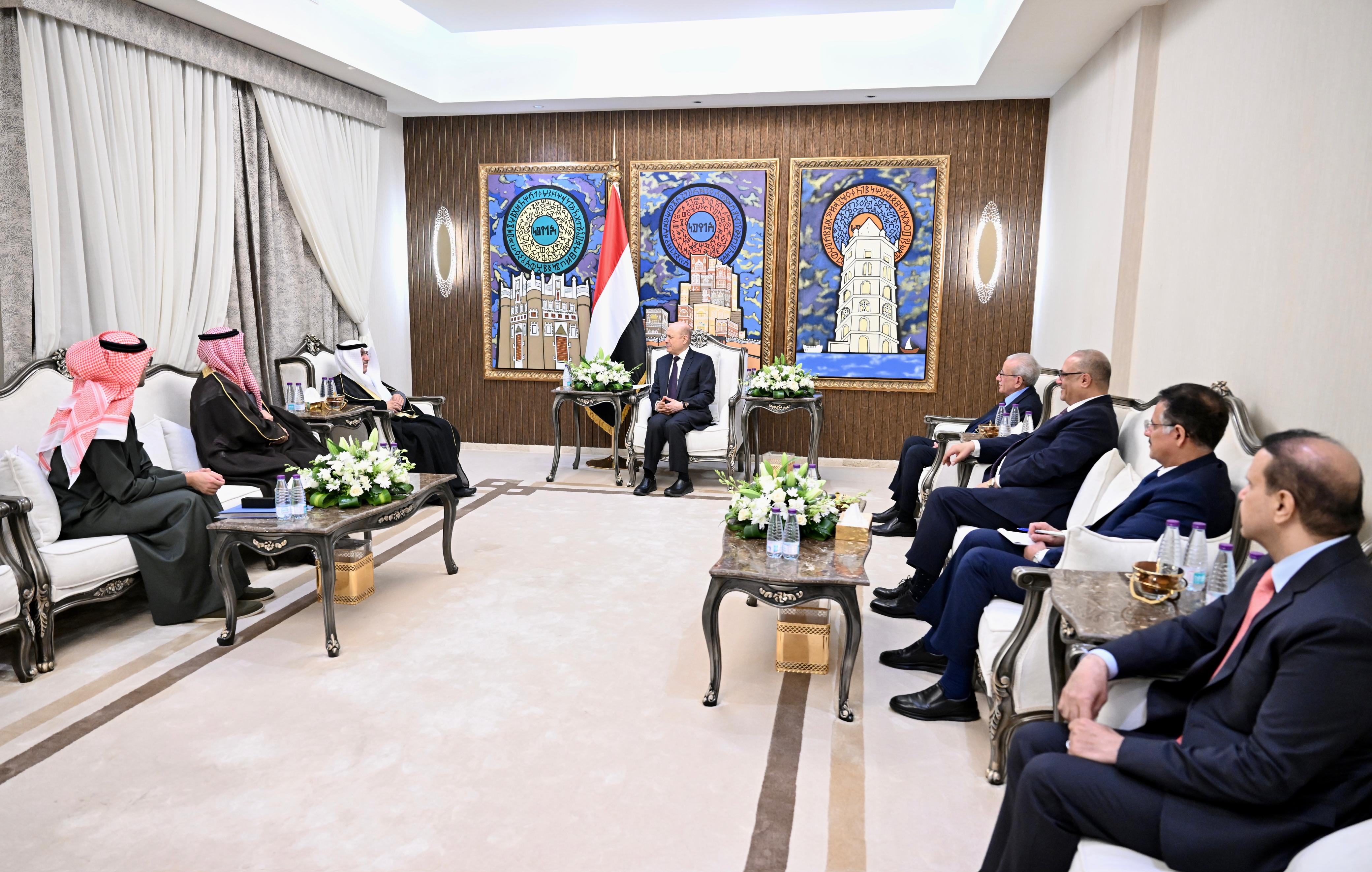 President Al-Alimi Praises Kuwait’s Development and Humanitarian Interventions