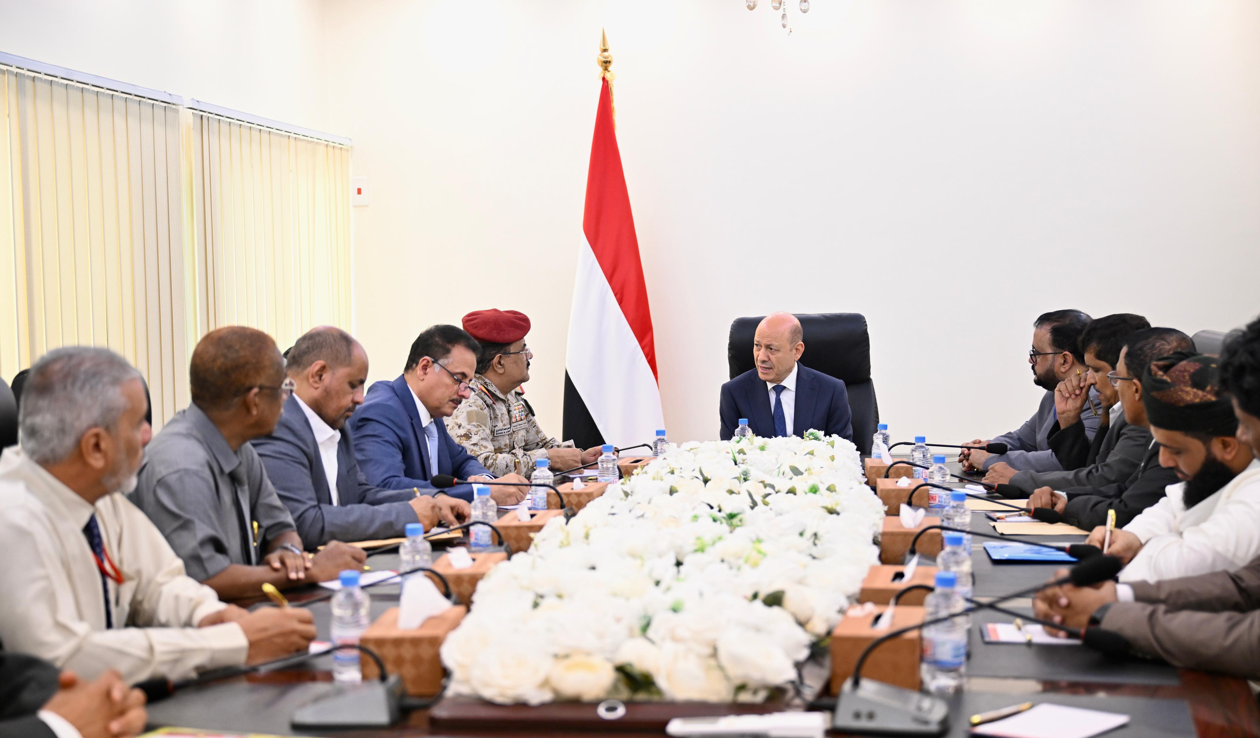 President Al-Alimi Holds Meeting with Local Authority Leaders in Al-Mahra