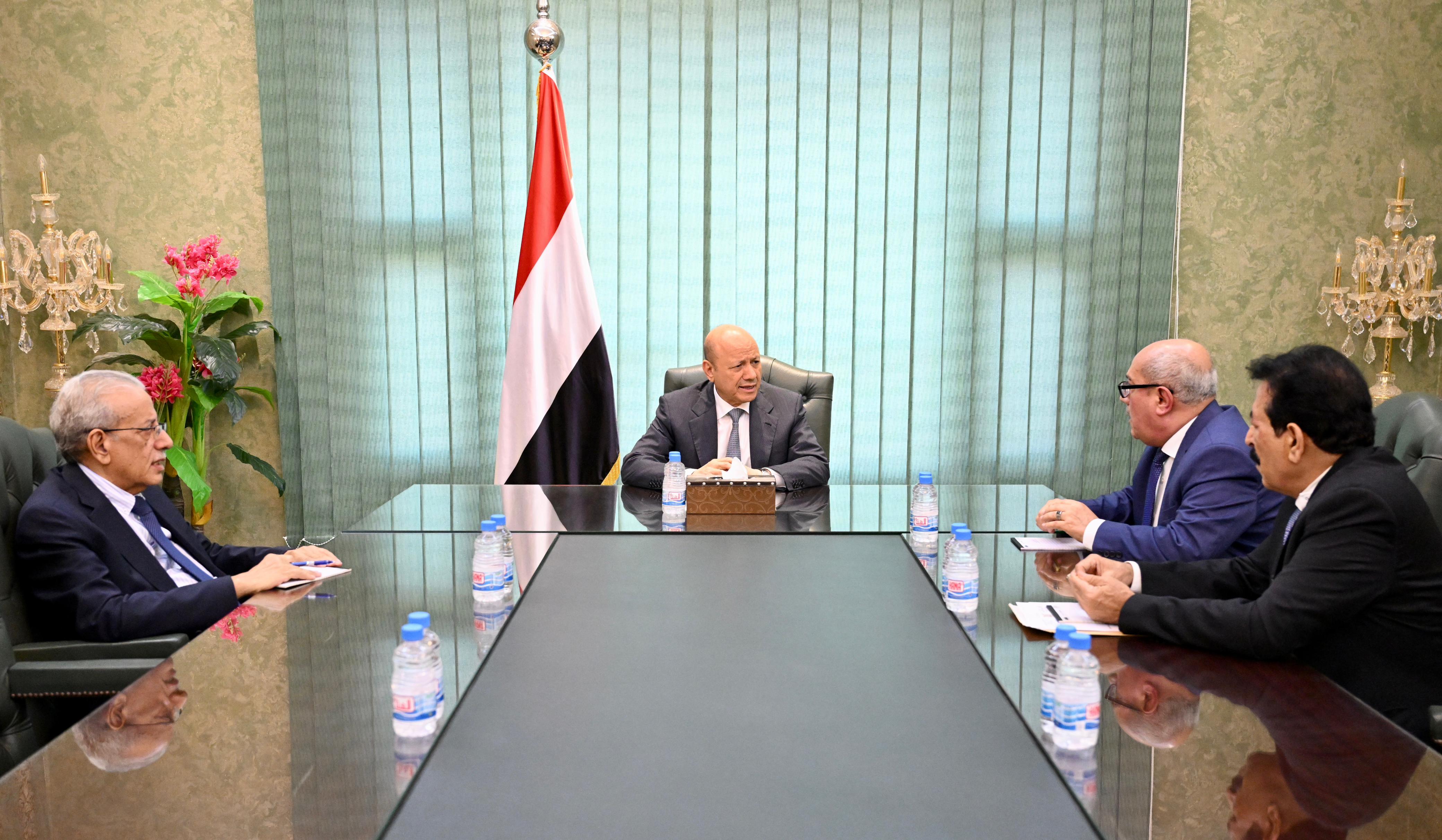President Al- Alimi meets with Minister of Local Administration and Al-Jawf Governor