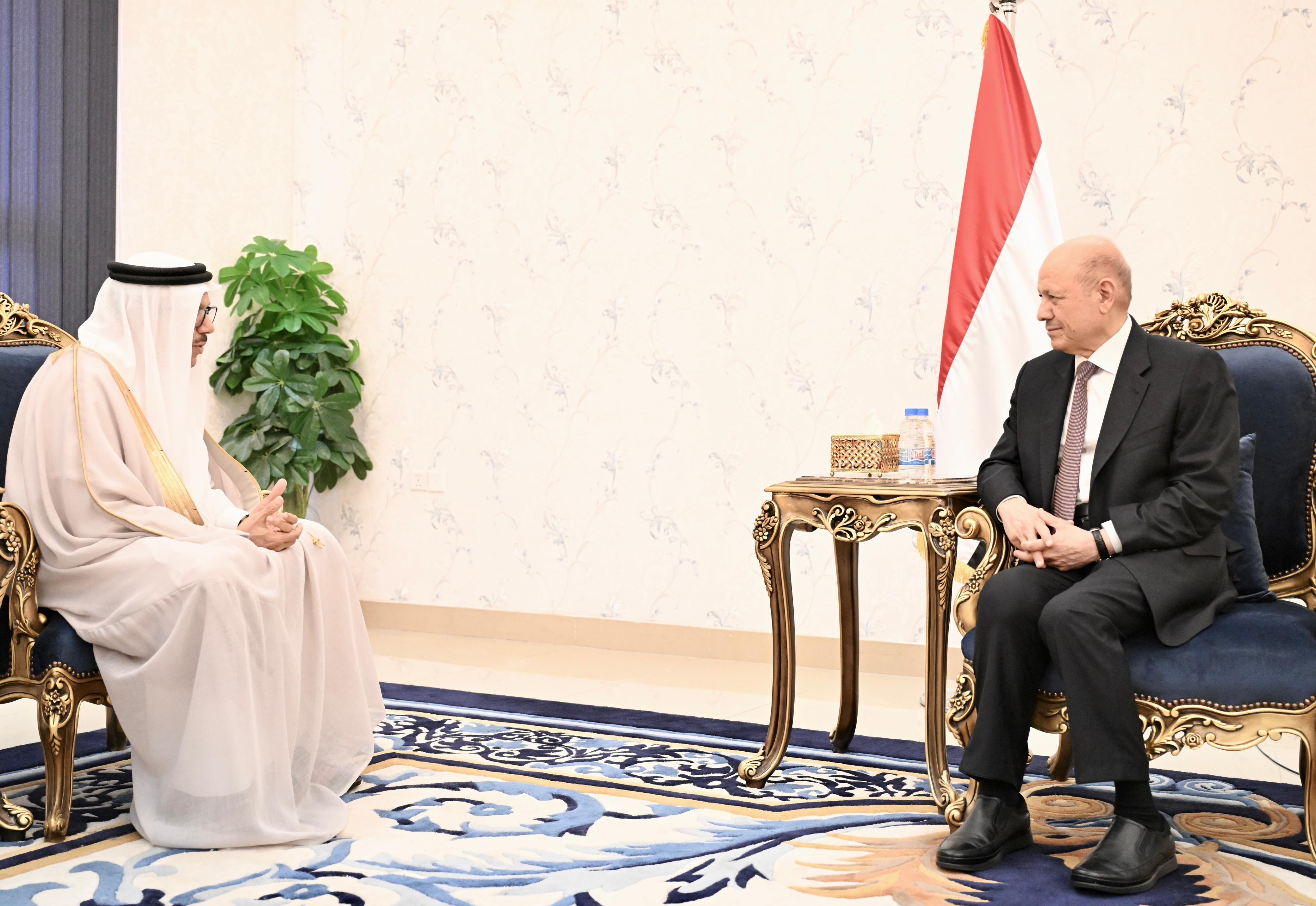 President Al-Alimi Receives Bahrain's Foreign Minister in Aden