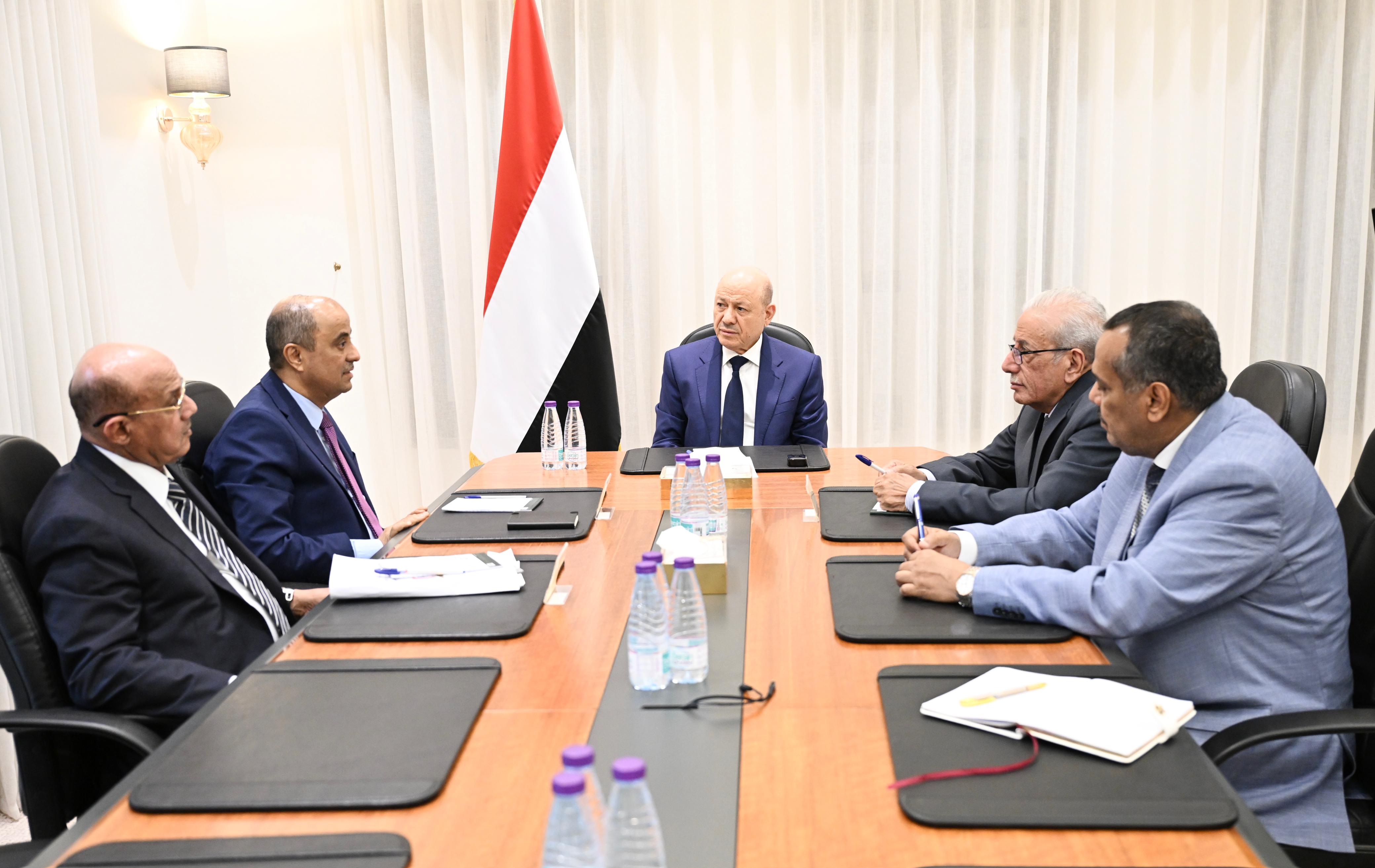 President Al-Alimi Meets with Prime Minister and Governor of Central Bank