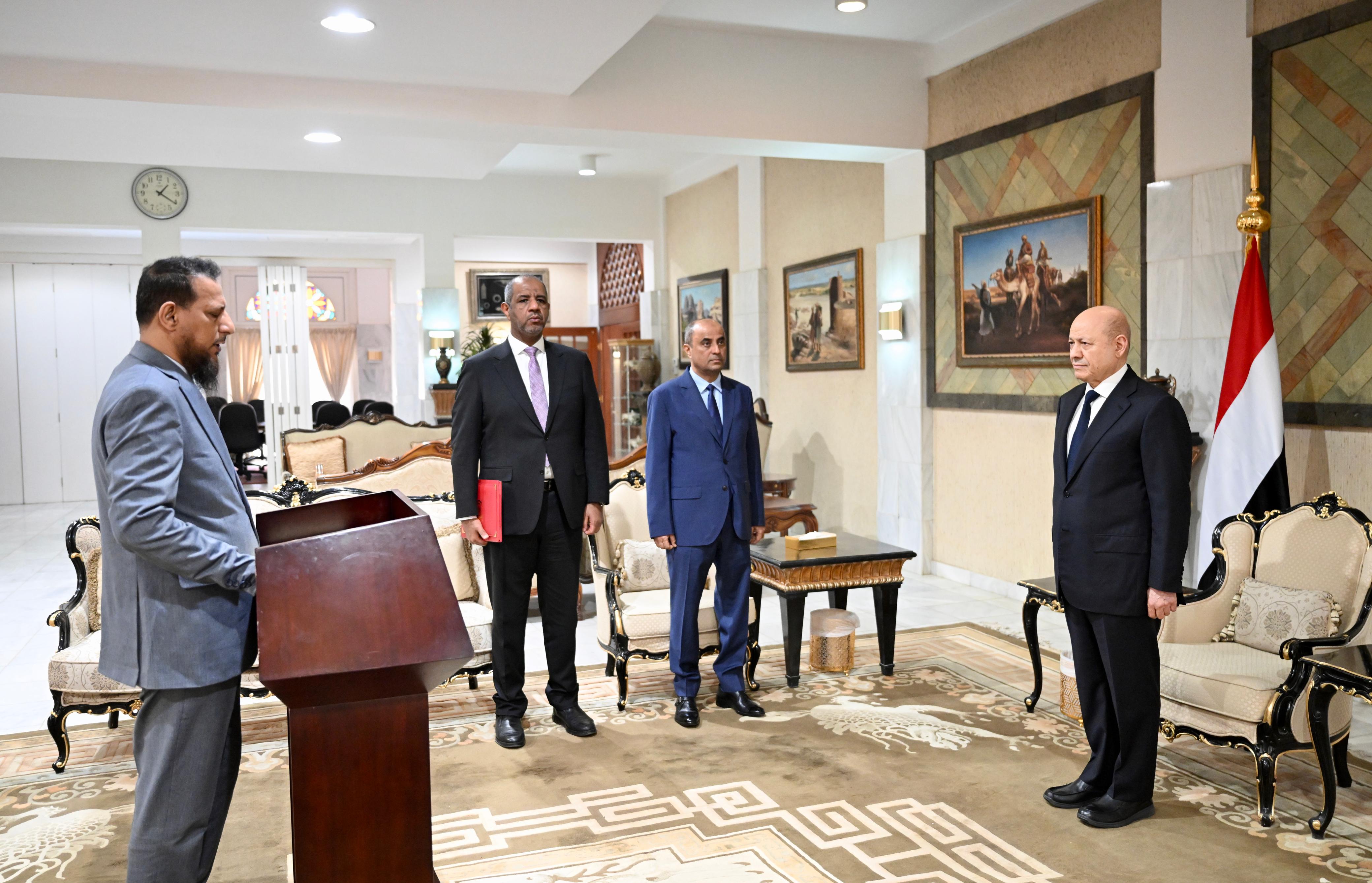 Governor of Aden Takes Constitutional Oath Before President of Presidential Leadership Council