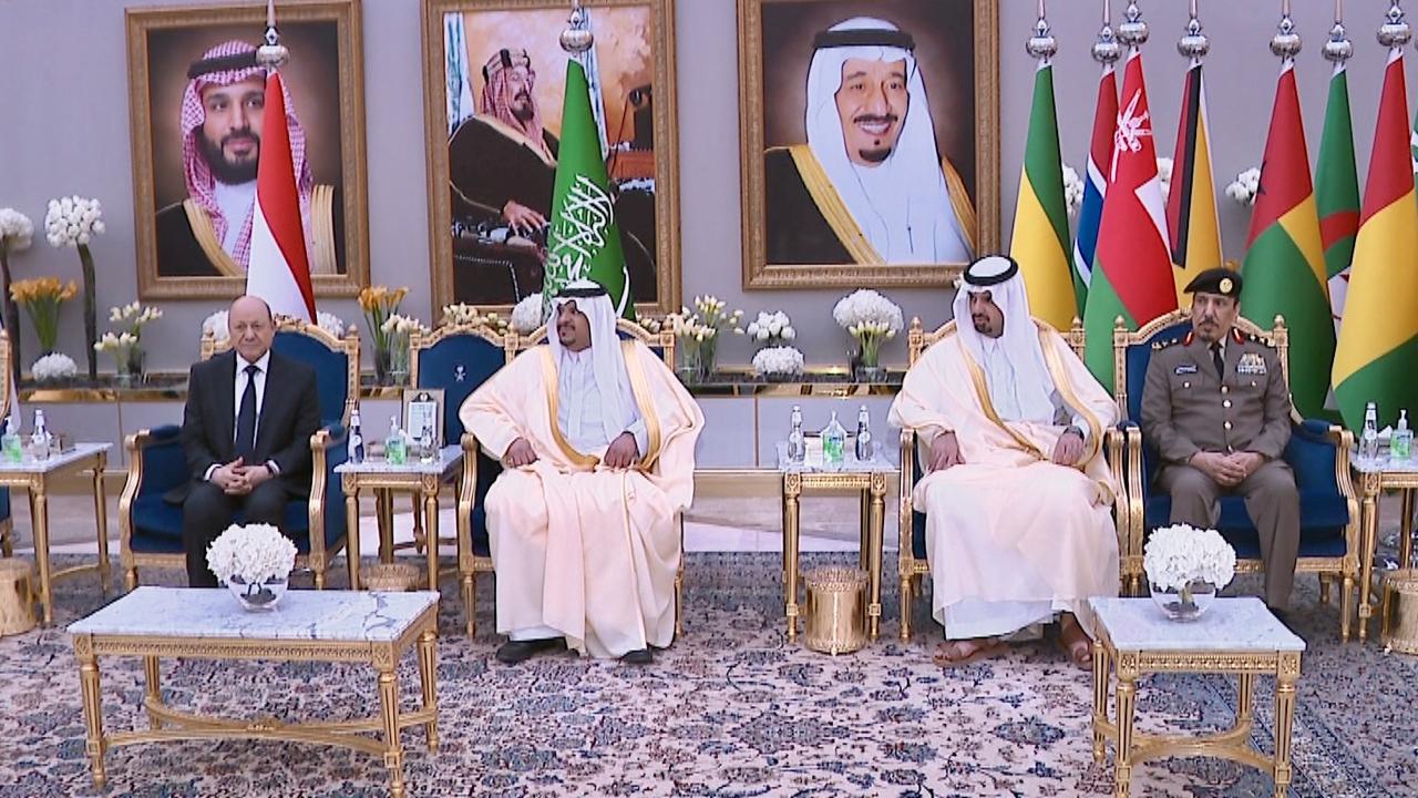 President Al-Alimi Arrives in Riyadh to Participate in Arab-Islamic Summit