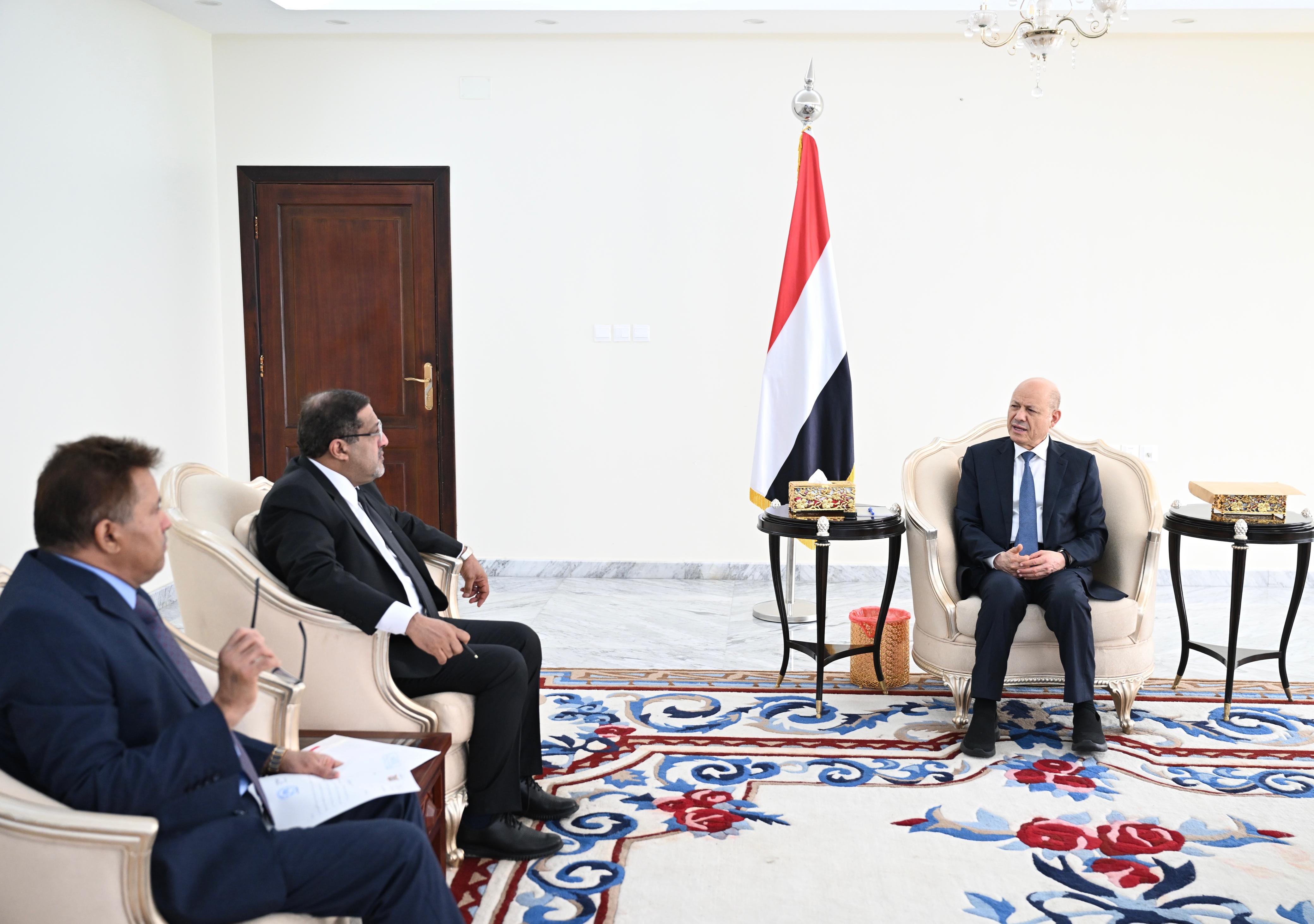 President Al-Alimi Receives Report on Implementation of Directives for Prisoner Release and Debt Relief