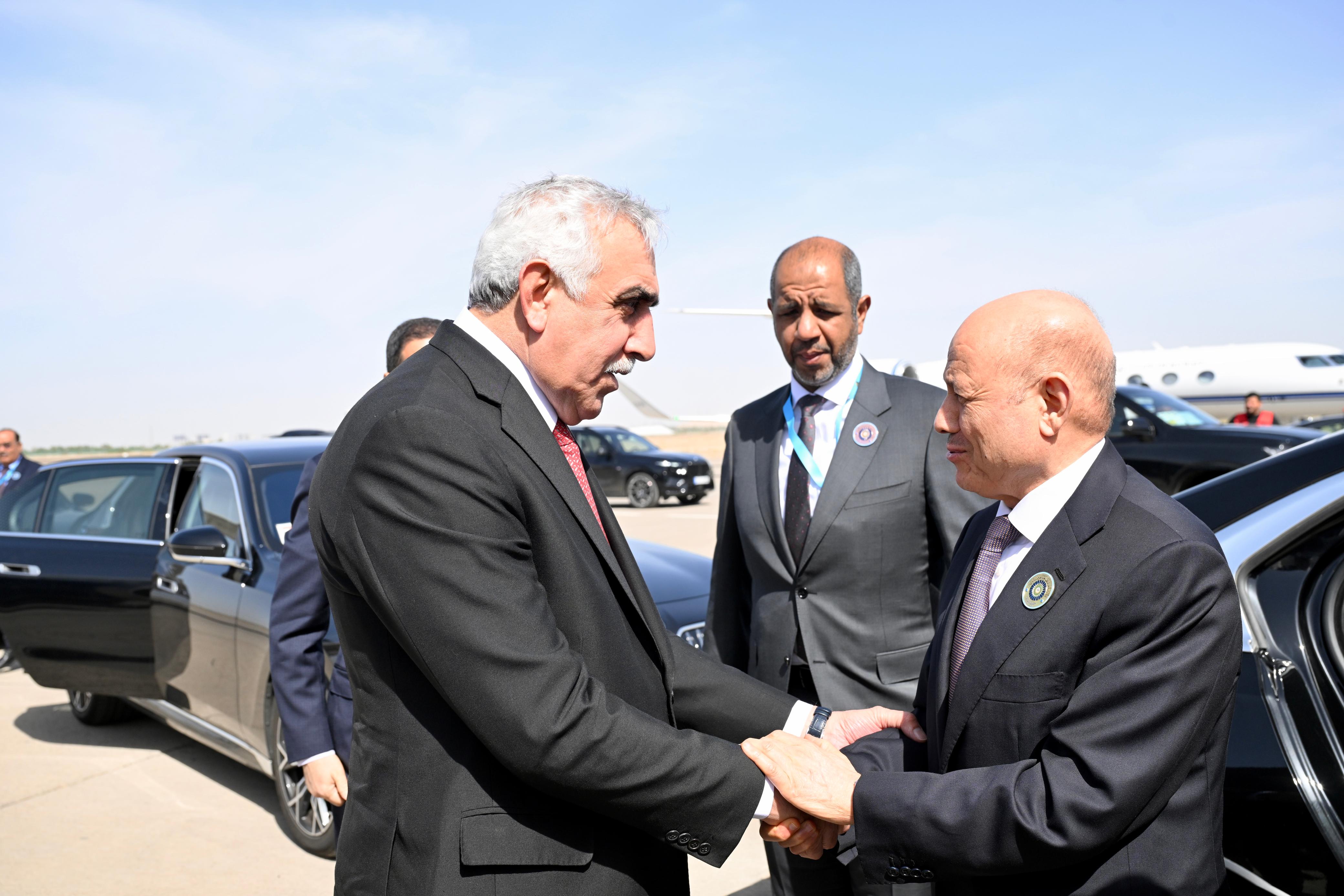 President Al-Alimi Leaves Baghdad After Participating in Arab Summit