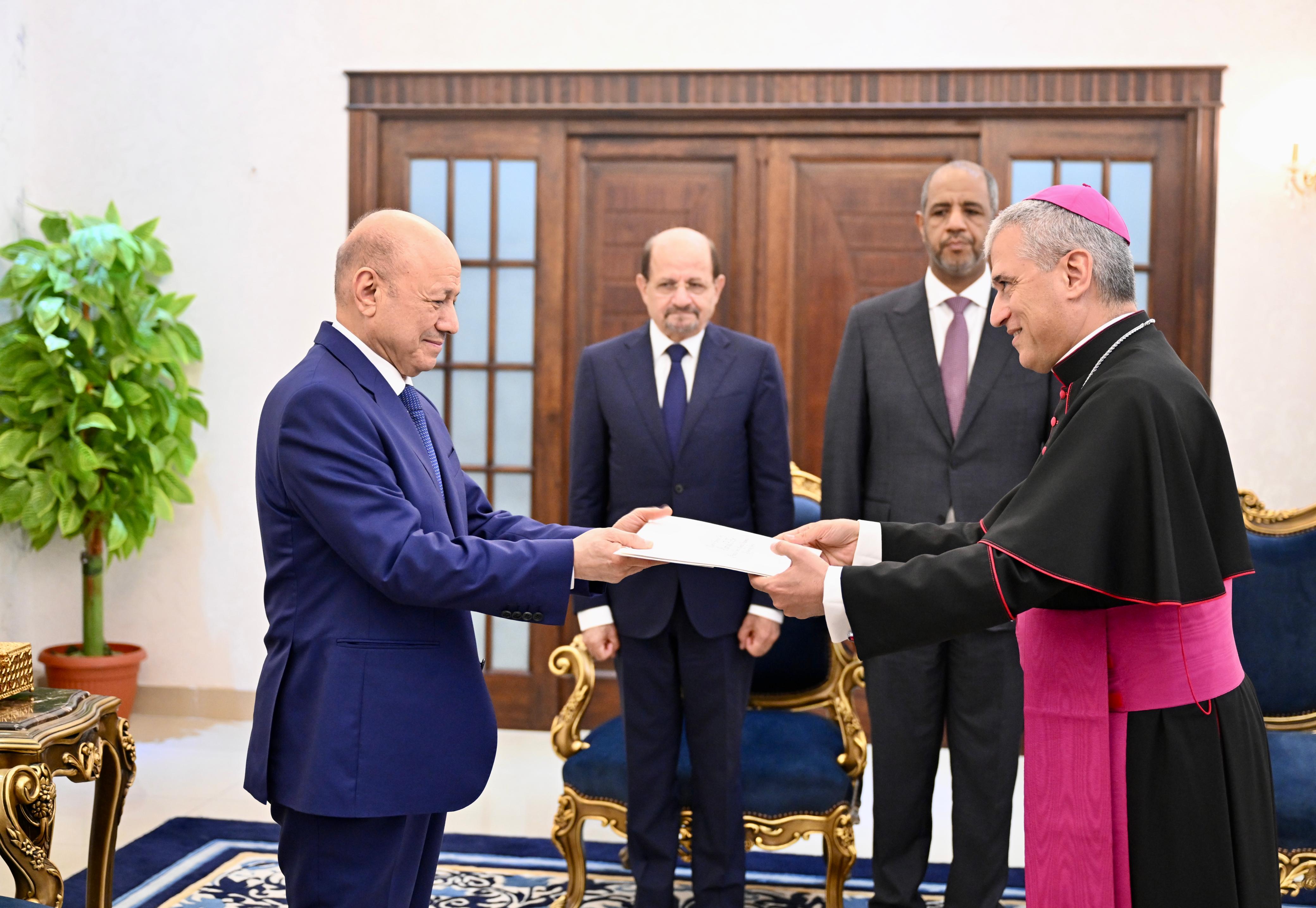 President Al-Alimi Receives Credentials of Vatican Ambassador
