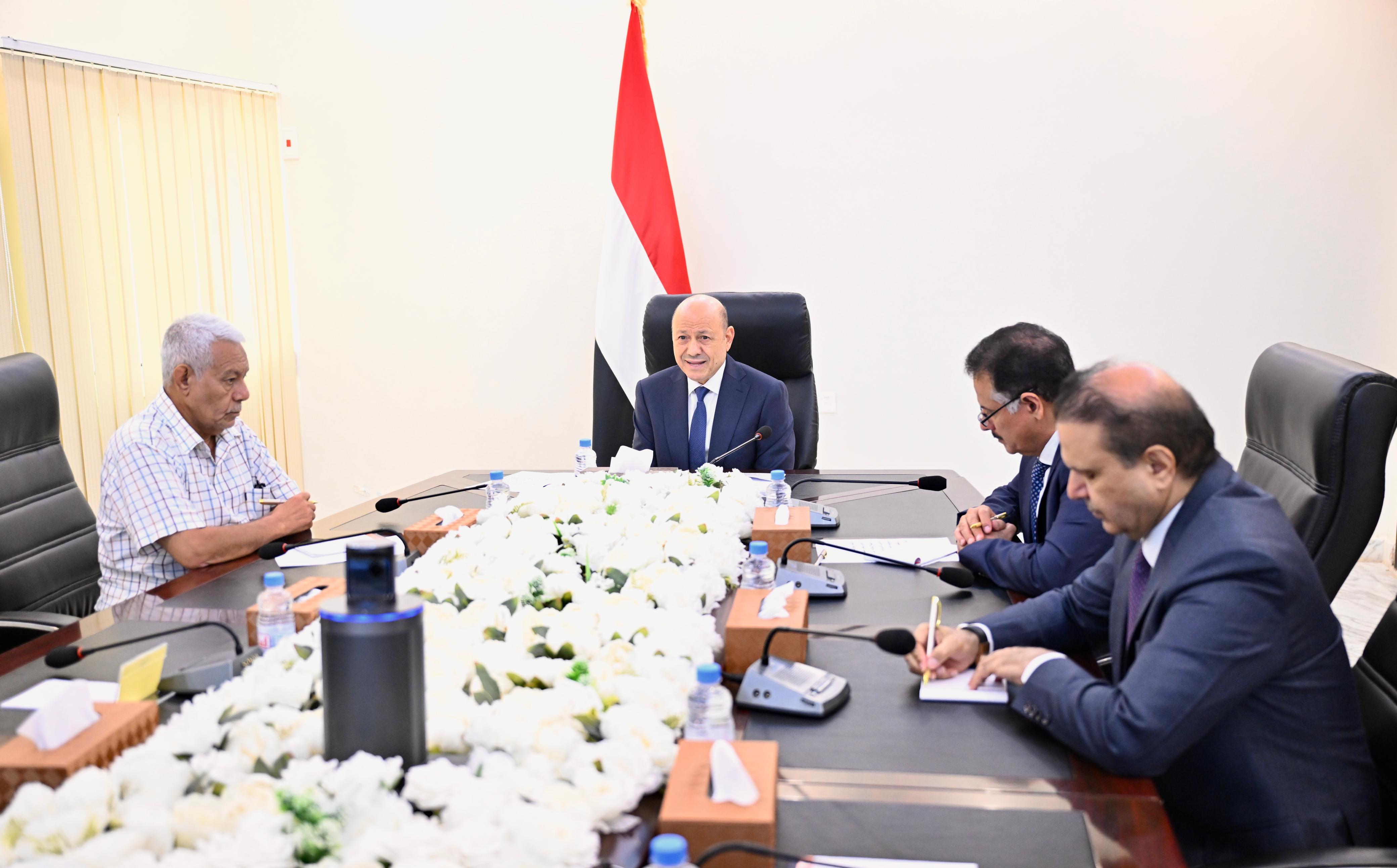 President Al-Alimi Meets with Chair of Consultation and Reconciliation Commission and Its Political Components