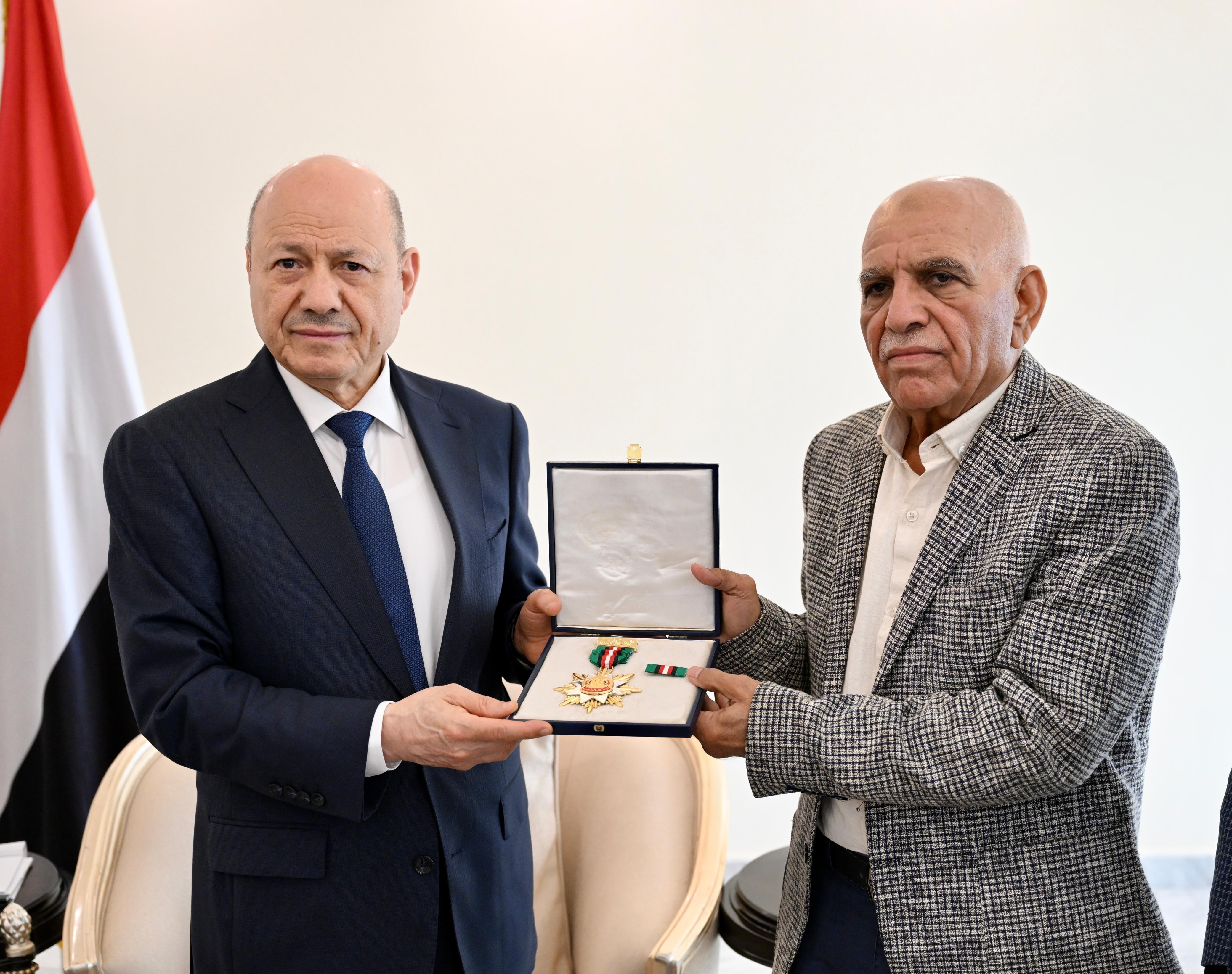 President Al-Alimi Awards Medal of Duty to Martyr Al-Mashhari in Recognition of Her Public Service Sacrifices