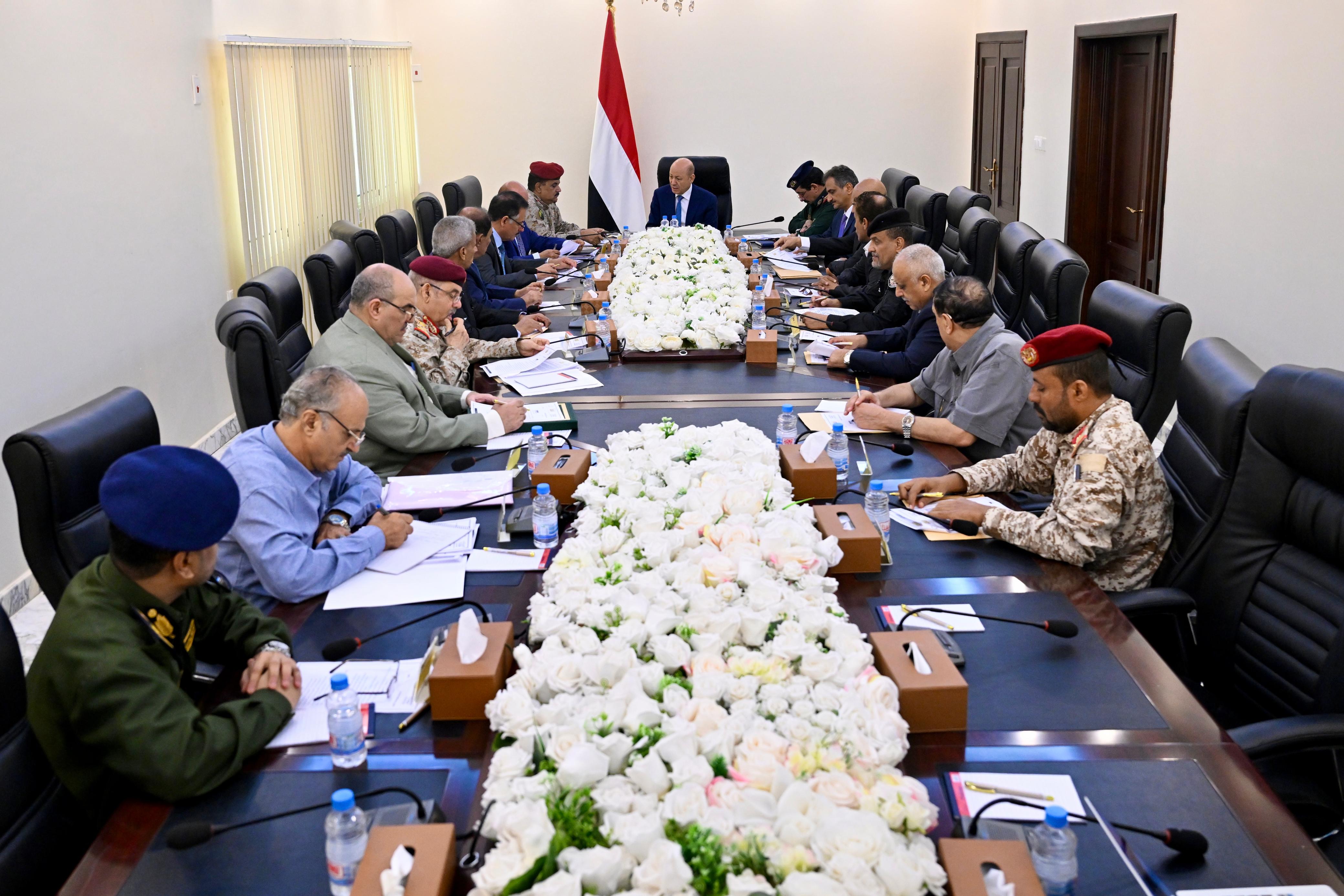 President Al-Alimi Holds Meeting with Supreme Security Committee and Heads of Local Authority in 4th Military Region