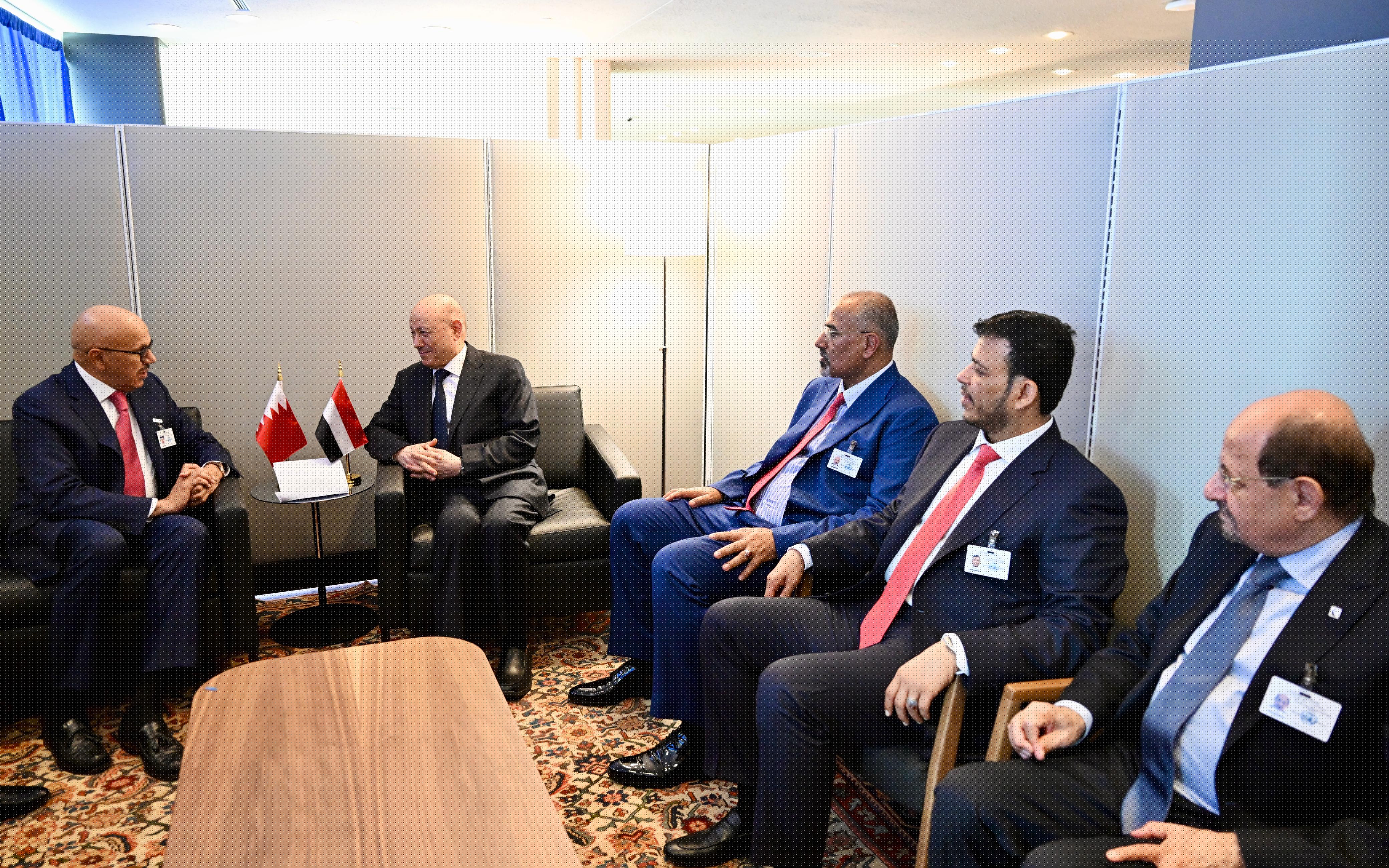 President Al-Alimi Receives Bahraini Foreign Minister to Discuss Bilateral Cooperation and Common Challenges