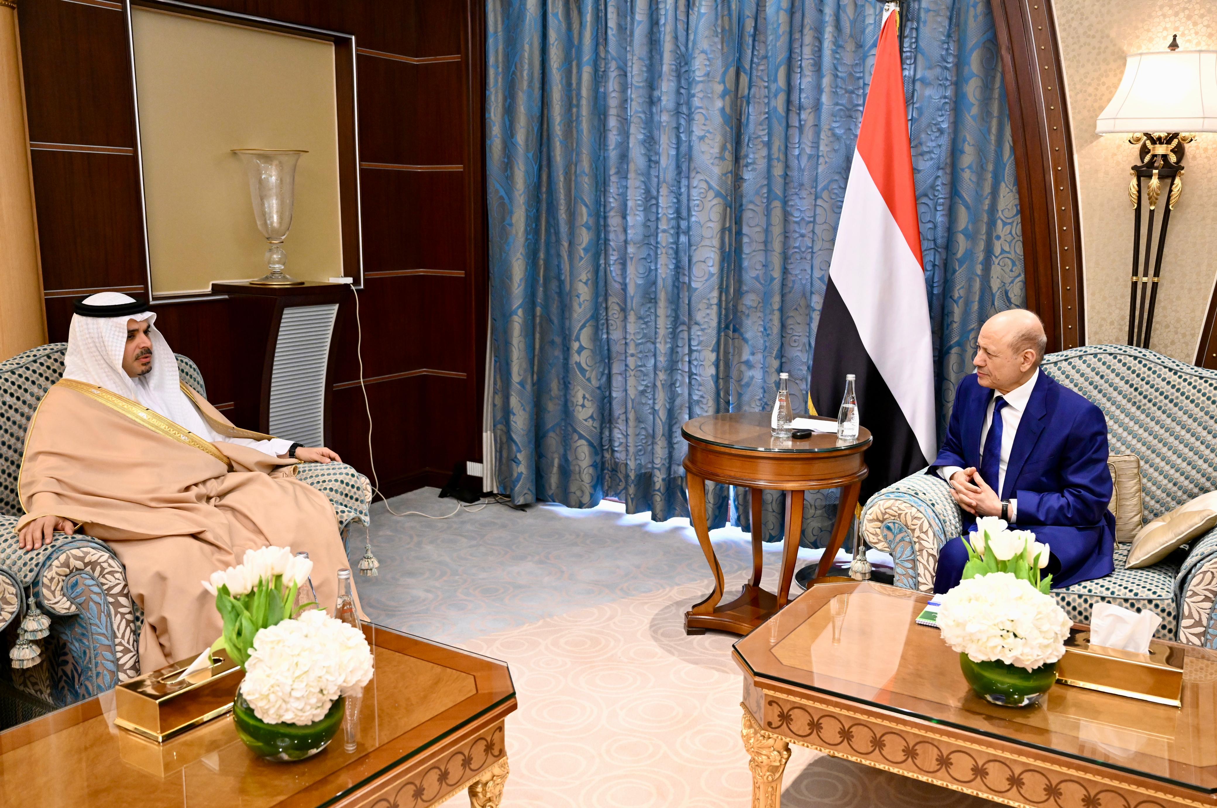 President Al-Alimi receives invitation from King of Bahrain to attend Arab Summit