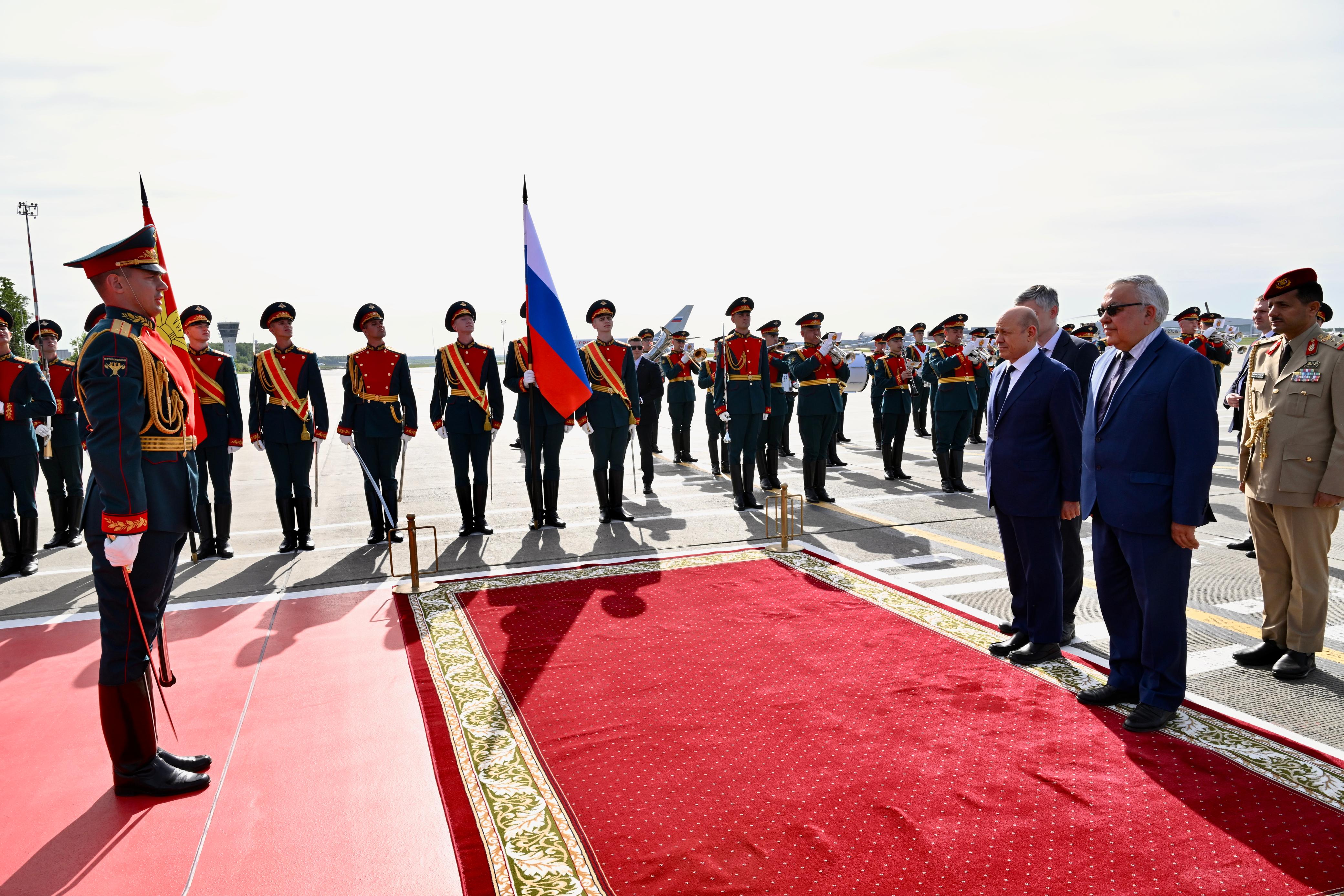 President Al-Alimi Arrives in Moscow to Discuss Bilateral Relations and Developments in Yemen and the Region