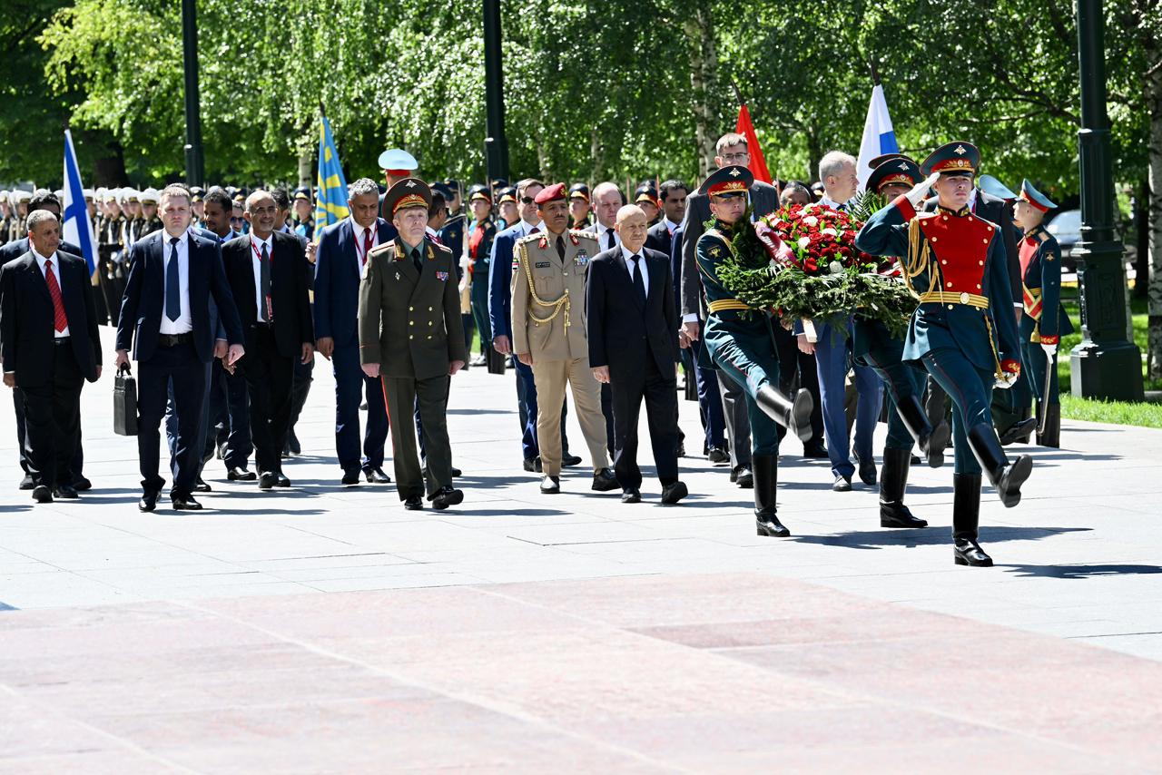 President Al-Alimi Lays Wreath at Russian Tomb of the Unknown Soldier