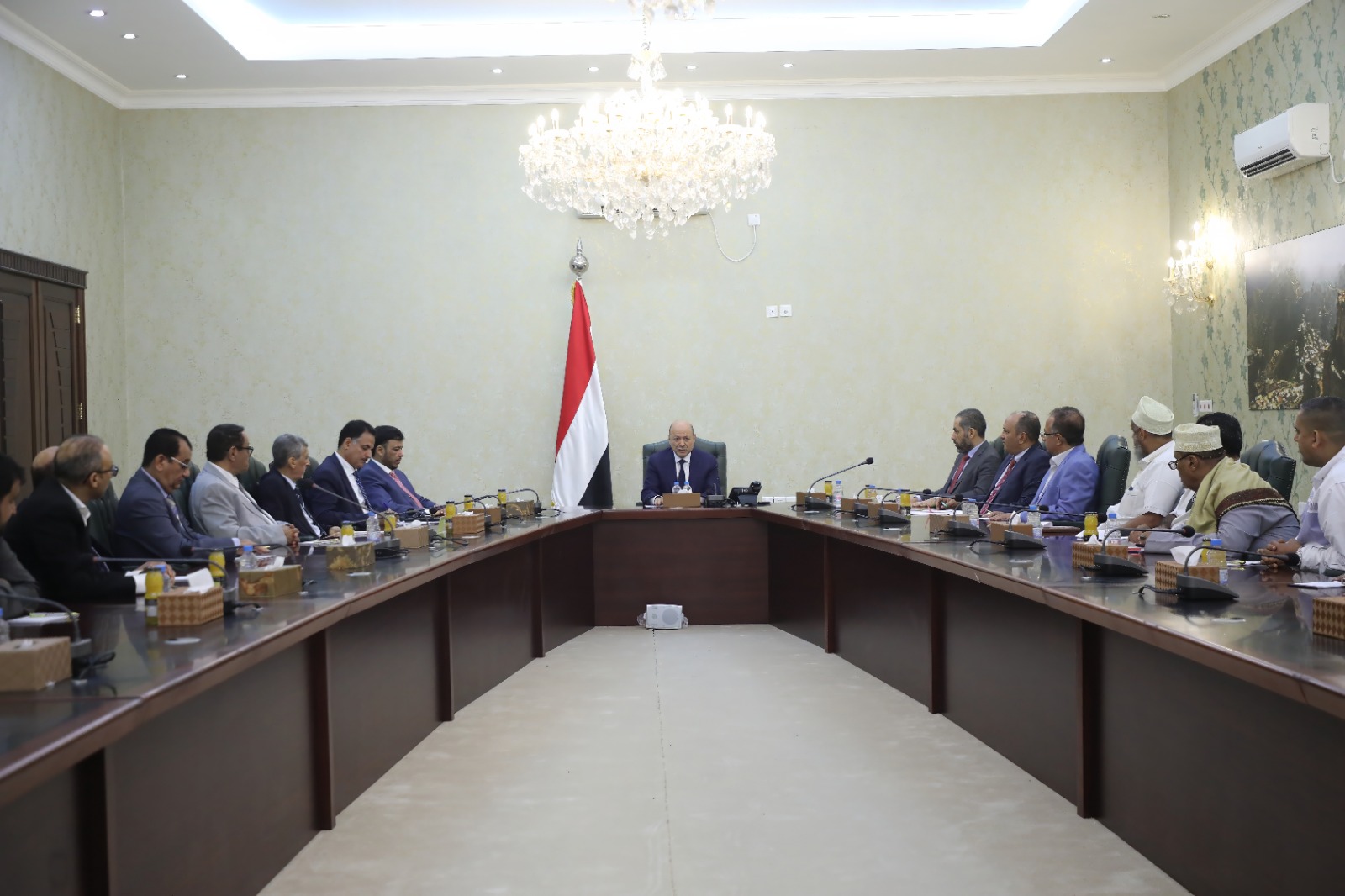 President Al-Alimi Meets with Representatives of Private Sector