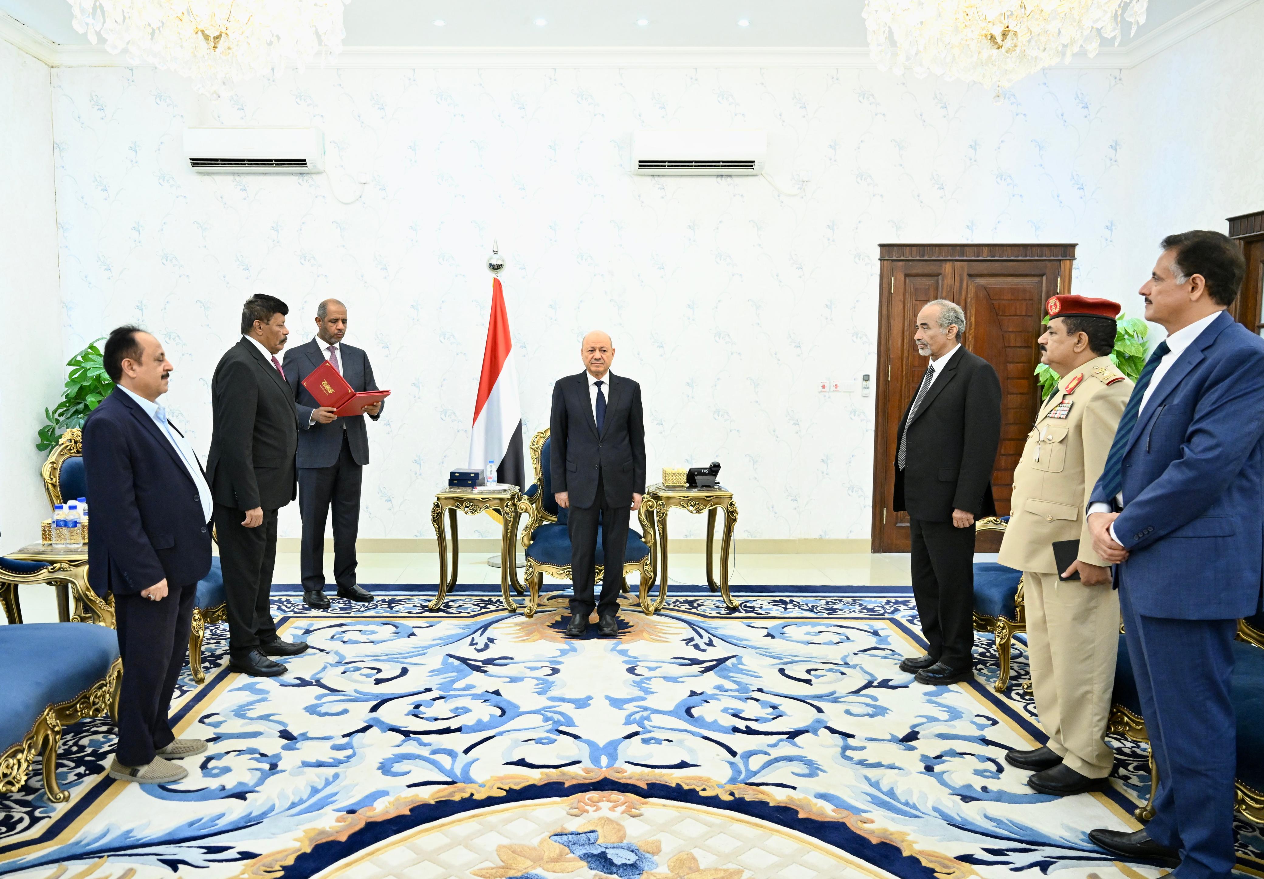 President Al-Alimi Awards Former Heads of Political and National Security Services with Medal of Courage