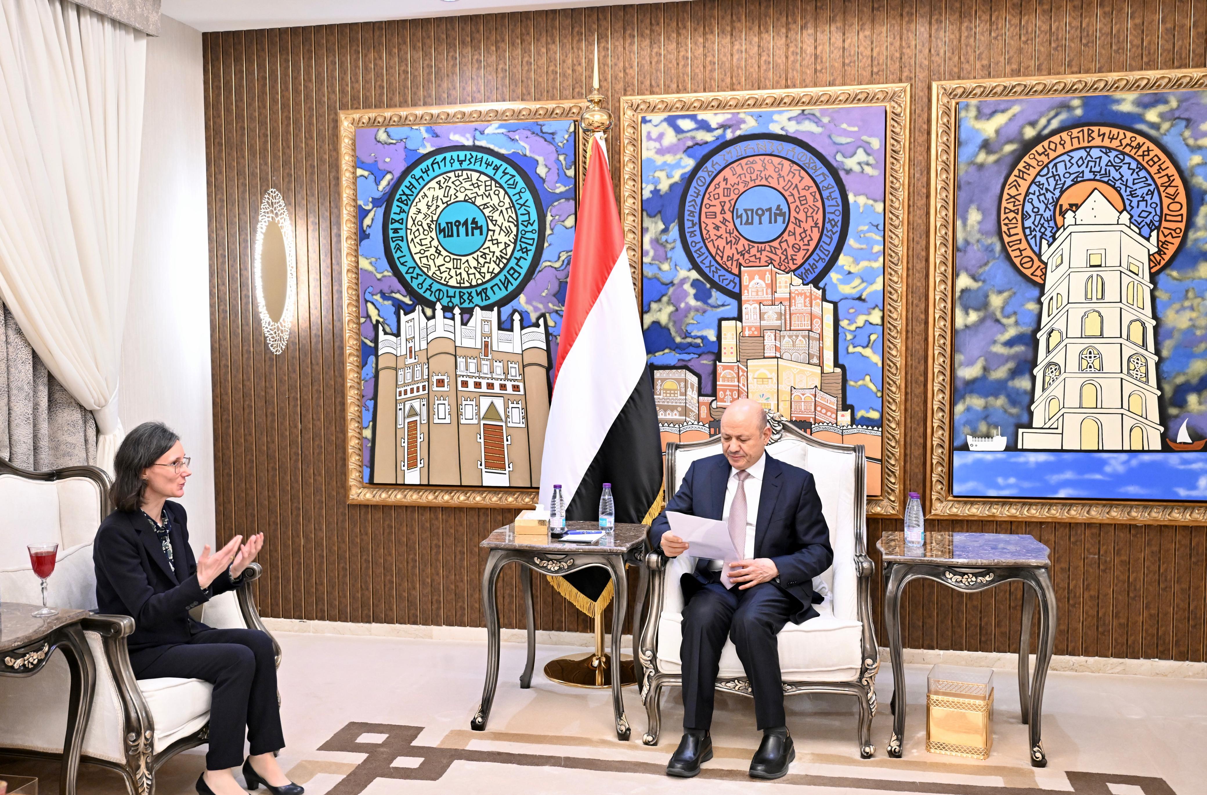 President Al-Alimi Receives Invitation from French President Emmanuel Macron