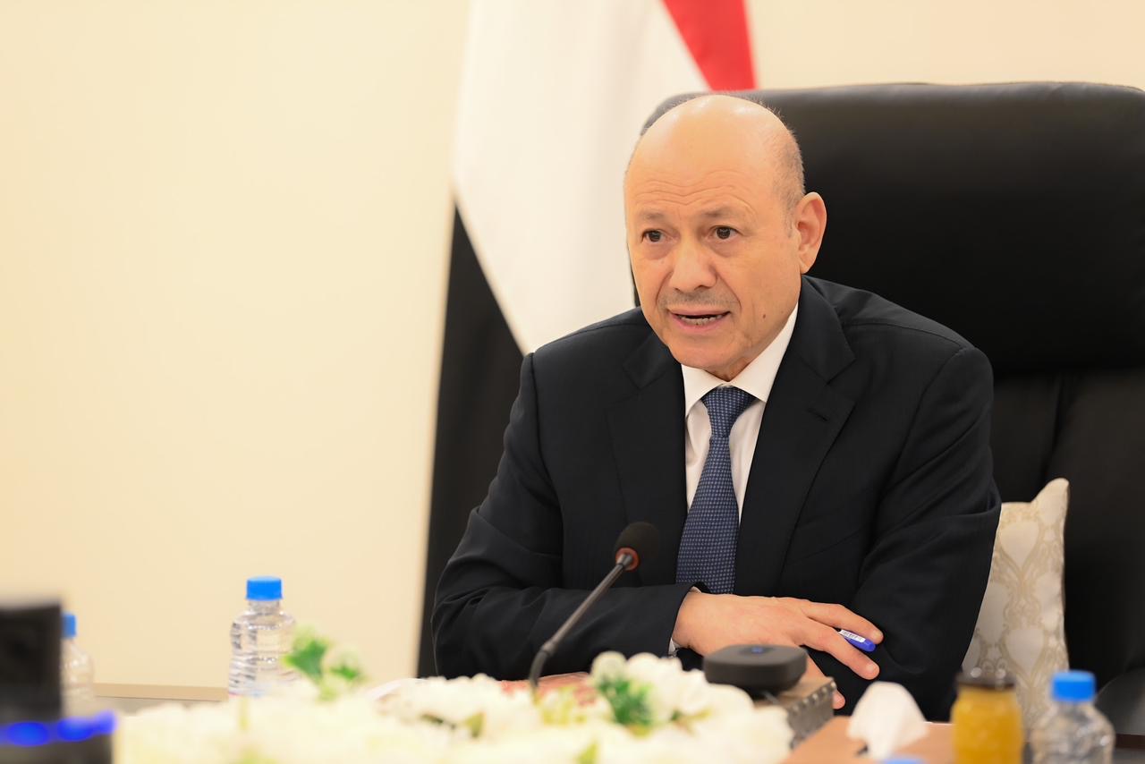 PRESIDENT AL-ALIMI MEETS WITH LEADERSHIP OF MINISTRY OF DEFENSE, CHIEF OF GENERAL STAFF, AND COMMANDERS OF MILITARY, REGIONS, AND AXES FORCES Mon ، 25 Mar 2024
