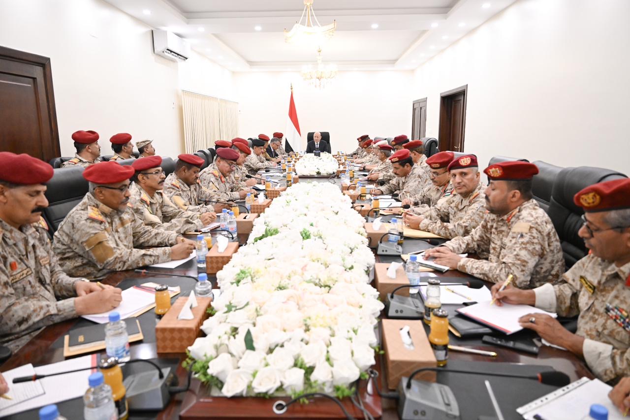 PRESIDENT AL-ALIMI MEETS WITH LEADERSHIP OF MINISTRY OF DEFENSE, CHIEF OF GENERAL STAFF, AND COMMANDERS OF MILITARY, REGIONS, AND AXES FORCES Mon ، 25 Mar 2024