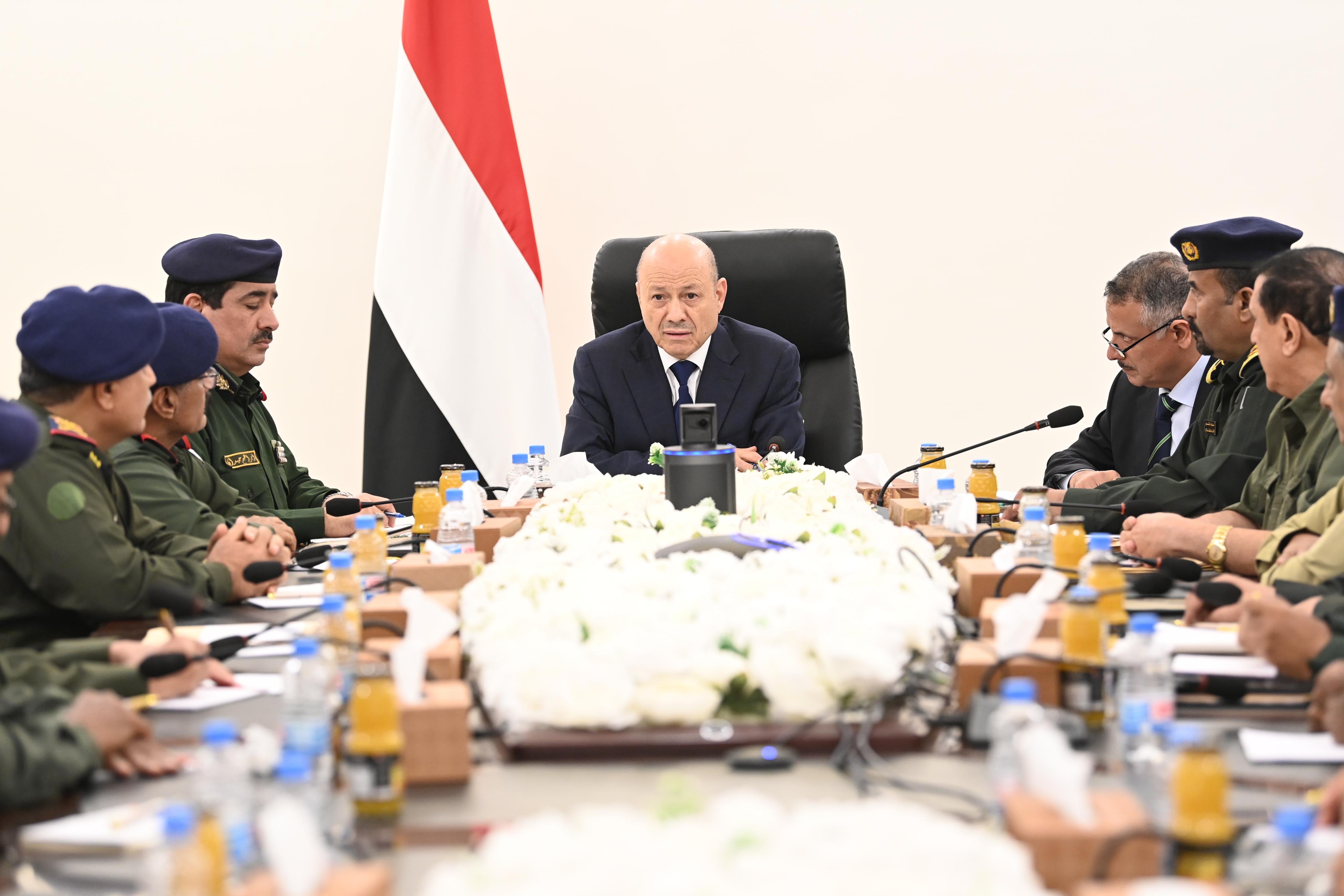 PRESIDENT AL-ALIMI MEETS WITH MINISTRY OF INTERIOR LEADERSHIP, HEADS OF SECURITY AGENCIES, AND GENERAL DIRECTORS OF POLICE IN GOVERNORATES Wed ، 27 Mar 2024