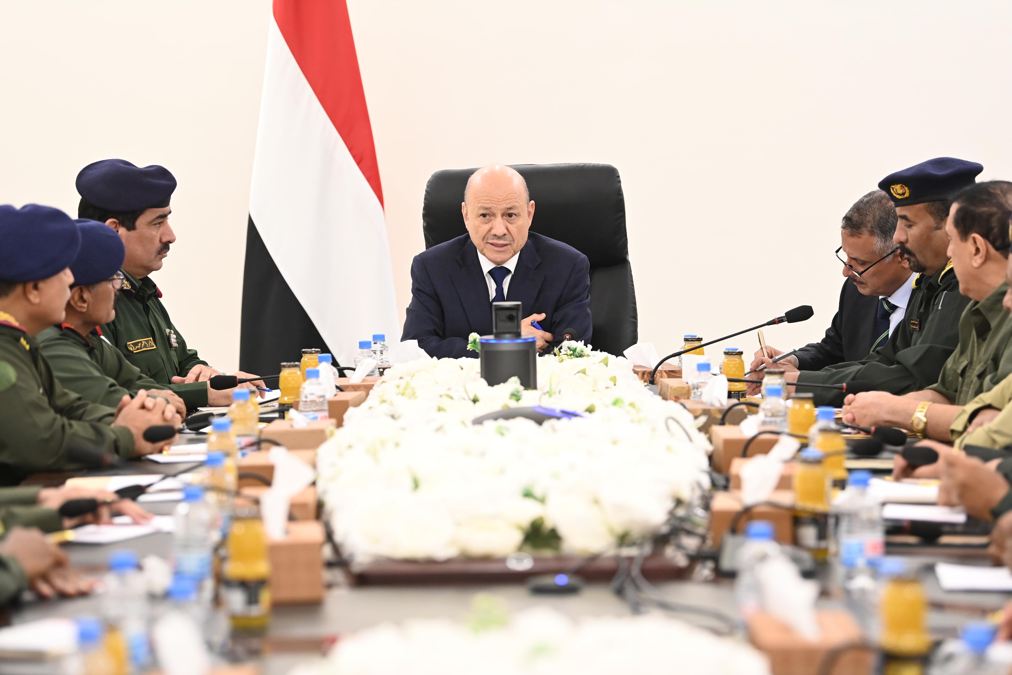 PRESIDENT AL-ALIMI MEETS WITH MINISTRY OF INTERIOR LEADERSHIP, HEADS OF SECURITY AGENCIES, AND GENERAL DIRECTORS OF POLICE IN GOVERNORATES Wed ، 27 Mar 2024