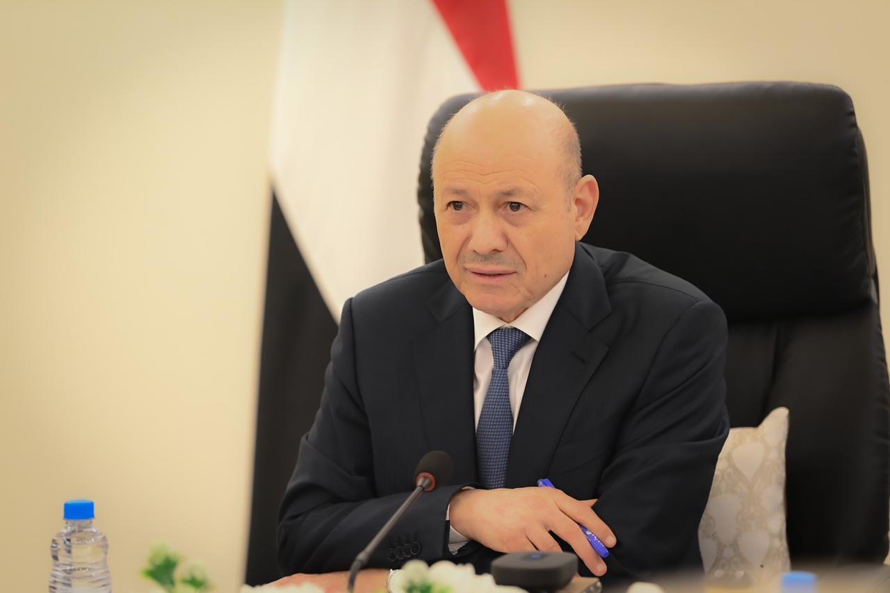 PRESIDENT AL-ALIMI MEETS WITH LEADERSHIP OF MINISTRY OF DEFENSE, CHIEF OF GENERAL STAFF, AND COMMANDERS OF MILITARY, REGIONS, AND AXES FORCES Mon ، 25 Mar 2024