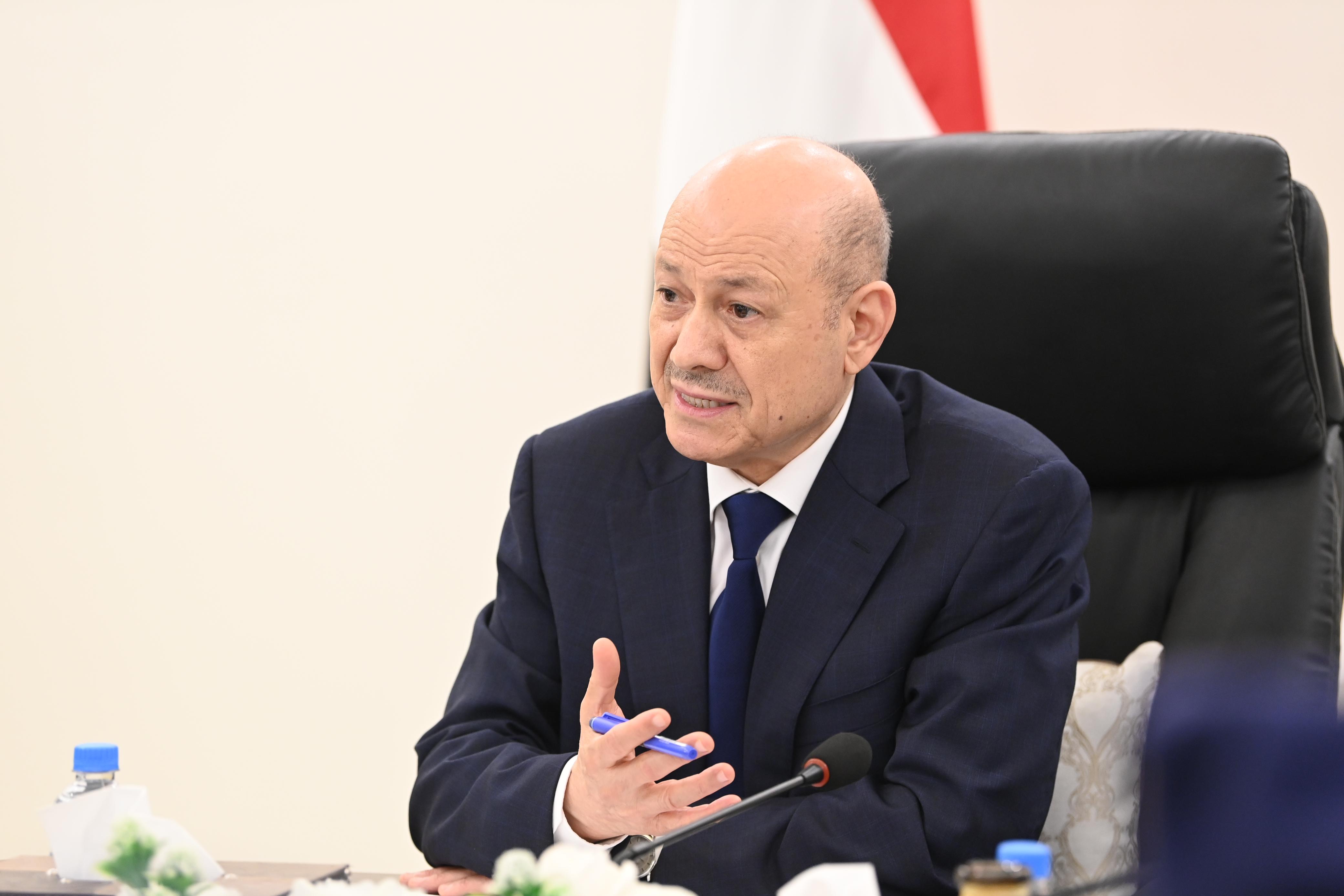 PRESIDENT AL-ALIMI MEETS WITH MINISTRY OF INTERIOR LEADERSHIP, HEADS OF SECURITY AGENCIES, AND GENERAL DIRECTORS OF POLICE IN GOVERNORATES Wed ، 27 Mar 2024