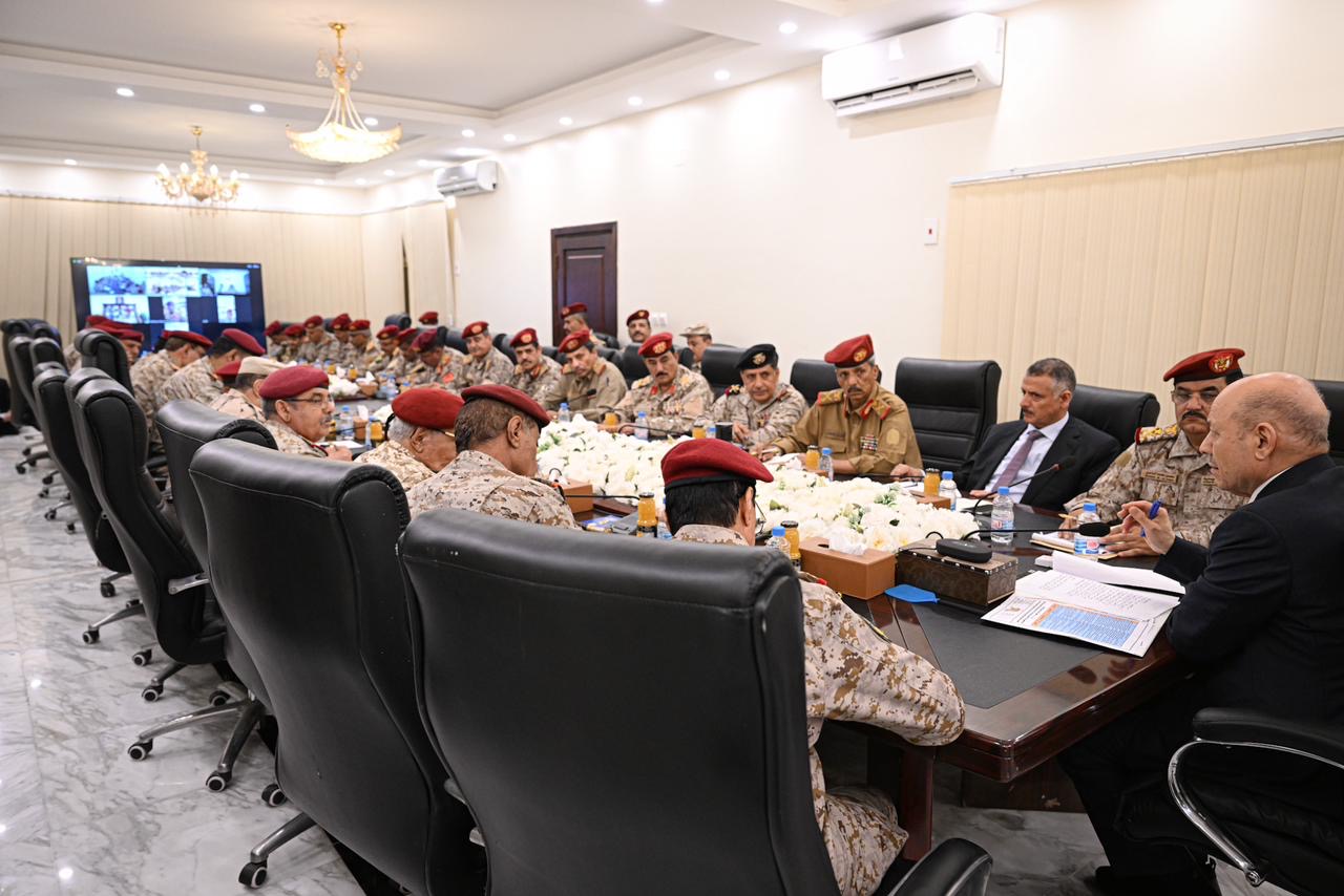PRESIDENT AL-ALIMI MEETS WITH LEADERSHIP OF MINISTRY OF DEFENSE, CHIEF OF GENERAL STAFF, AND COMMANDERS OF MILITARY, REGIONS, AND AXES FORCES Mon ، 25 Mar 2024