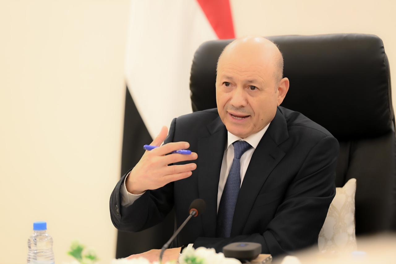 PRESIDENT AL-ALIMI MEETS WITH LEADERSHIP OF MINISTRY OF DEFENSE, CHIEF OF GENERAL STAFF, AND COMMANDERS OF MILITARY, REGIONS, AND AXES FORCES Mon ، 25 Mar 2024