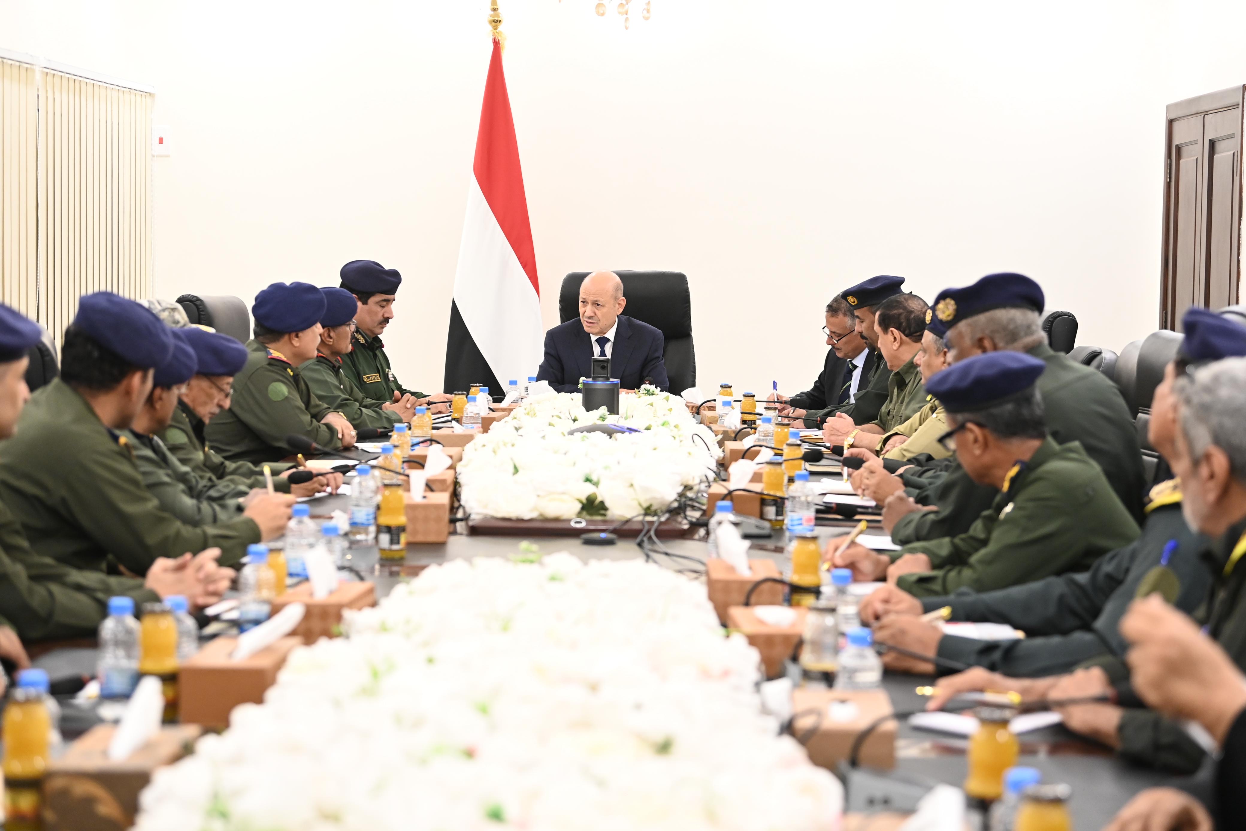 PRESIDENT AL-ALIMI MEETS WITH MINISTRY OF INTERIOR LEADERSHIP, HEADS OF SECURITY AGENCIES, AND GENERAL DIRECTORS OF POLICE IN GOVERNORATES Wed ، 27 Mar 2024