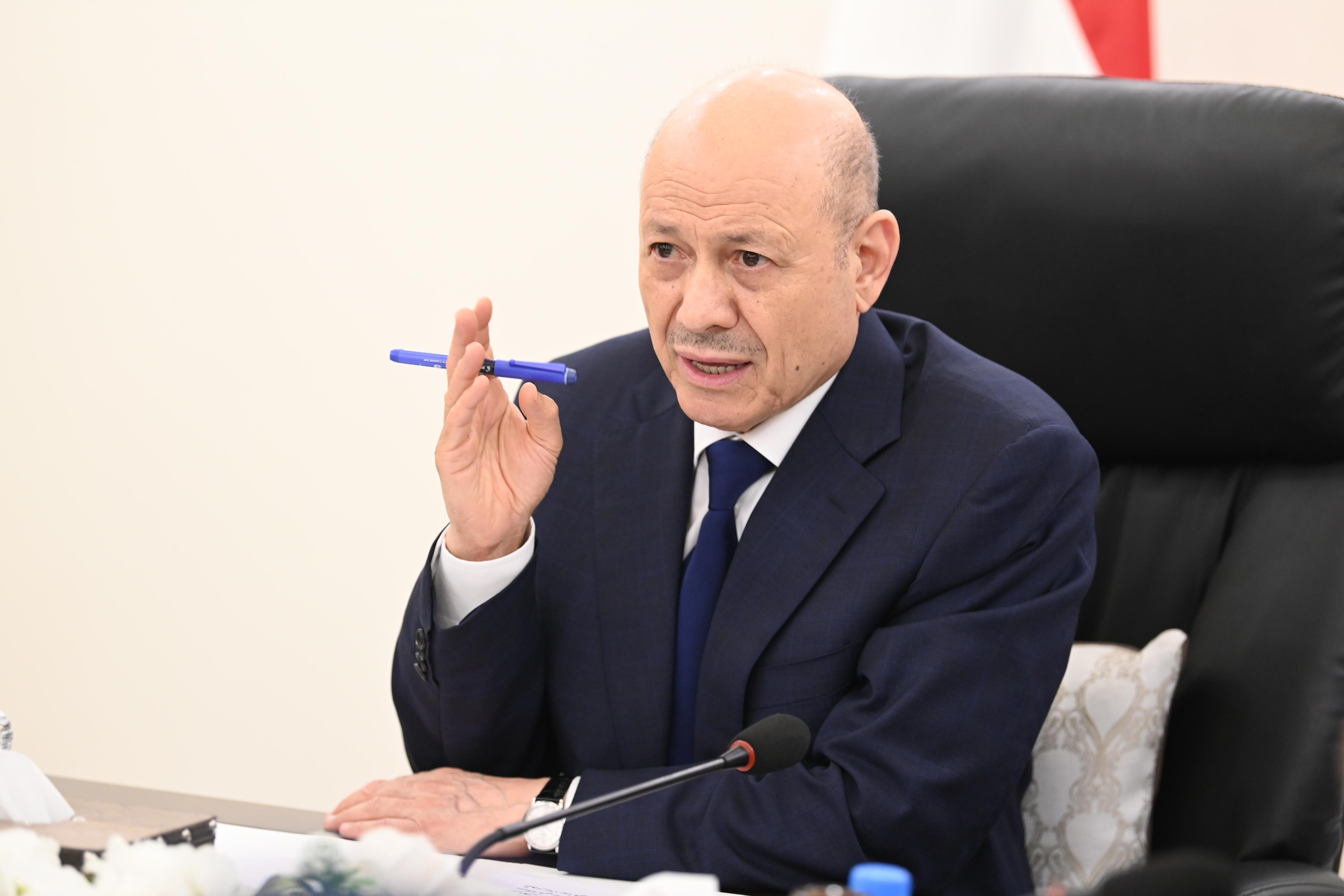 PRESIDENT AL-ALIMI MEETS WITH MINISTRY OF INTERIOR LEADERSHIP, HEADS OF SECURITY AGENCIES, AND GENERAL DIRECTORS OF POLICE IN GOVERNORATES Wed ، 27 Mar 2024