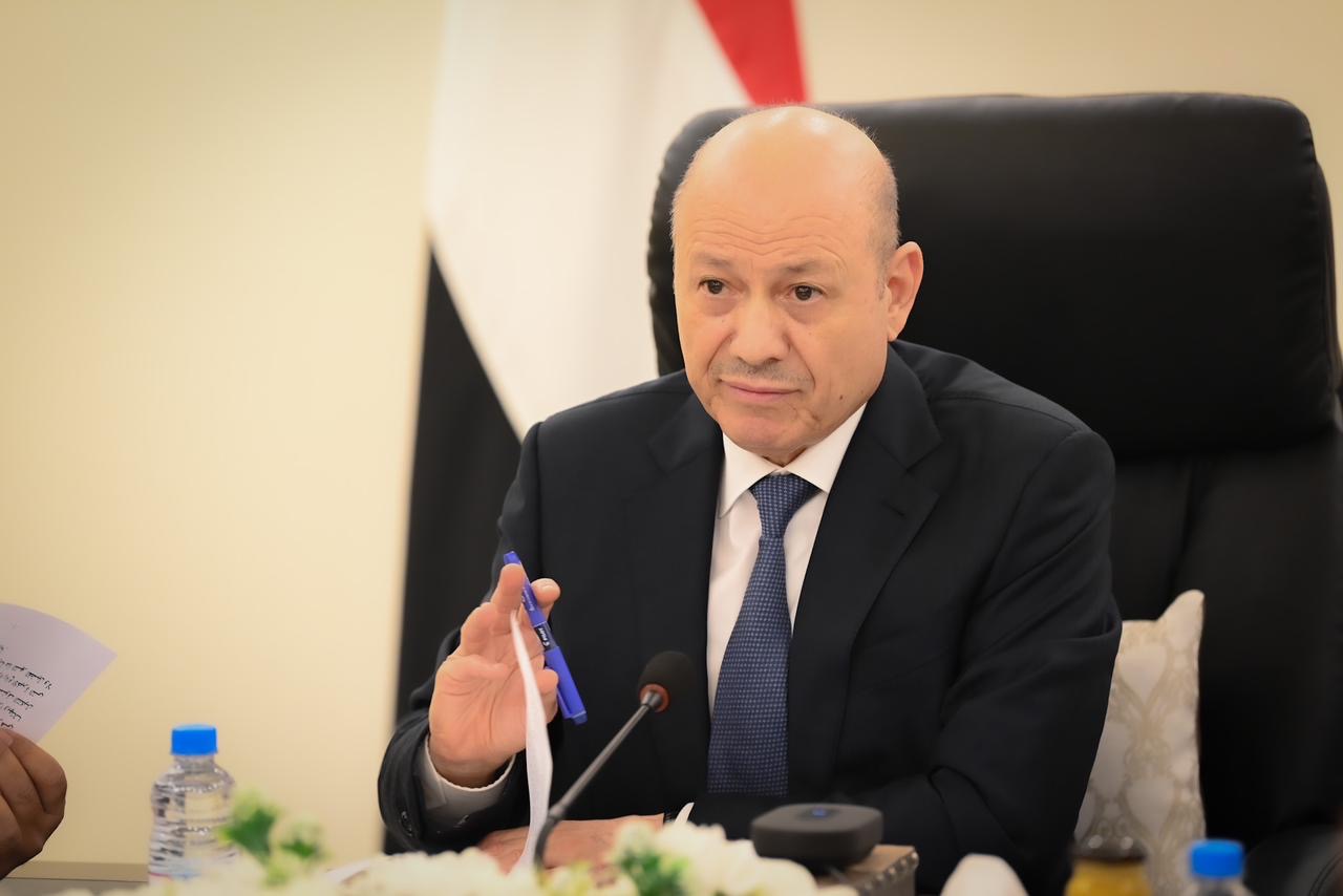 PRESIDENT AL-ALIMI MEETS WITH LEADERSHIP OF MINISTRY OF DEFENSE, CHIEF OF GENERAL STAFF, AND COMMANDERS OF MILITARY, REGIONS, AND AXES FORCES Mon ، 25 Mar 2024