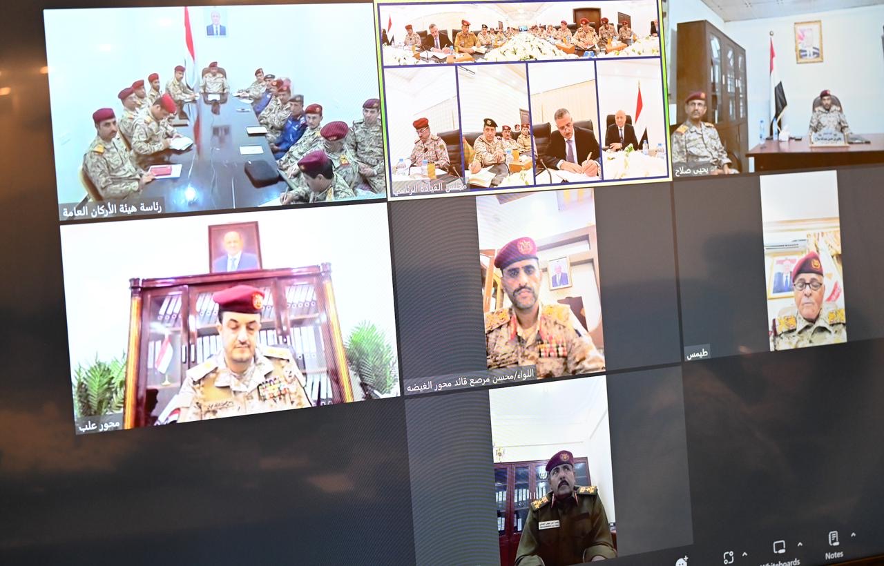 PRESIDENT AL-ALIMI MEETS WITH LEADERSHIP OF MINISTRY OF DEFENSE, CHIEF OF GENERAL STAFF, AND COMMANDERS OF MILITARY, REGIONS, AND AXES FORCES Mon ، 25 Mar 2024