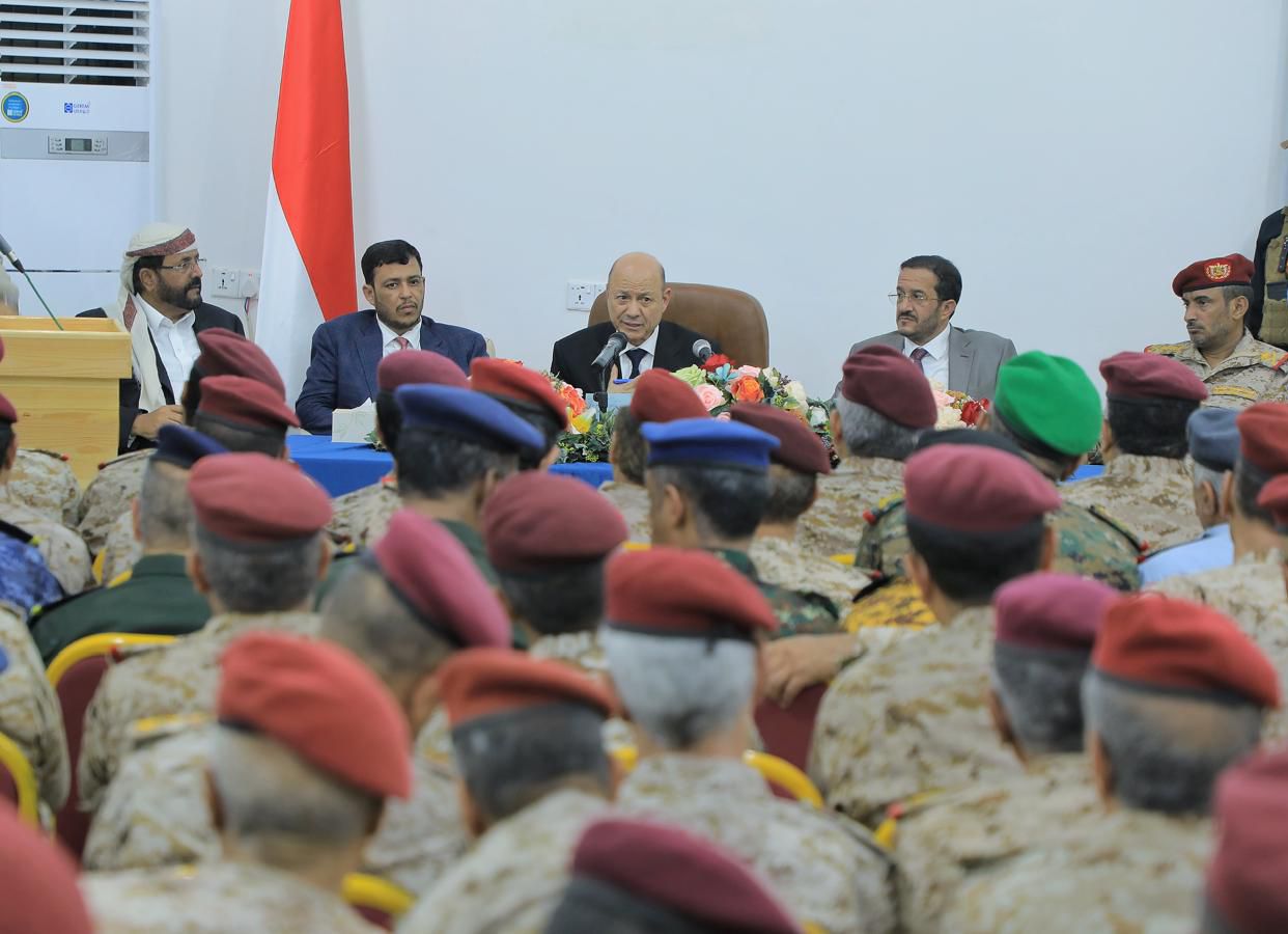 President Al-Alimi chairs a meeting with army commanders and praises high combat readiness