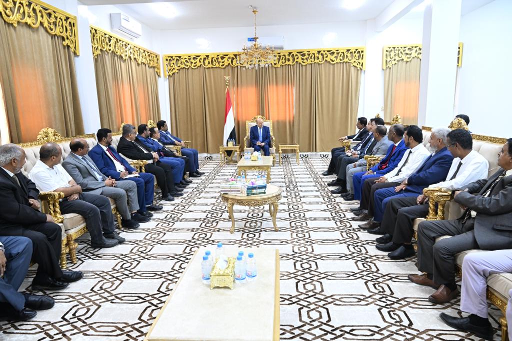 President al- Alimi praises institutional approach of Al-Mahra University