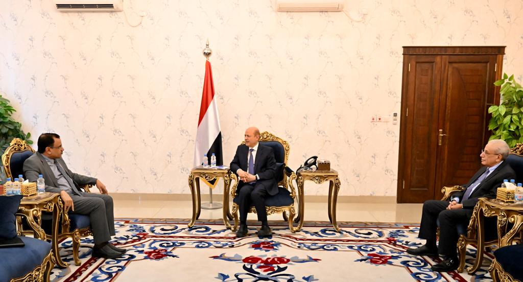 العليمي يوجه بتشكيل لجنة وزارية لضبط اسعار الأسماك