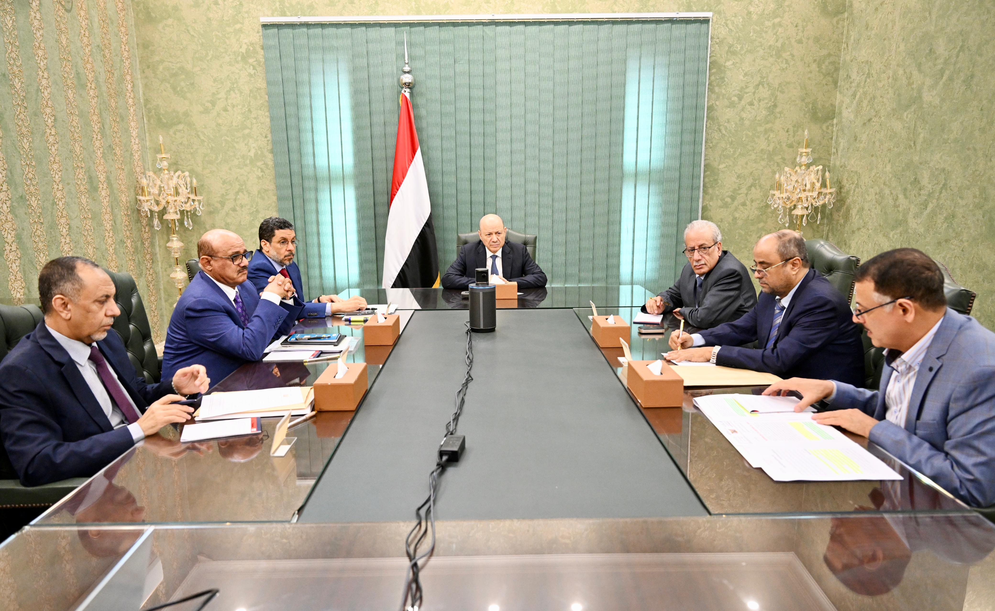 رئيس مجلس القيادة يجتمع برئيس الوزراء ومحافظ البنك المركزي والوزراء والمسؤولين المعنيين بالشأن الاقتصادي