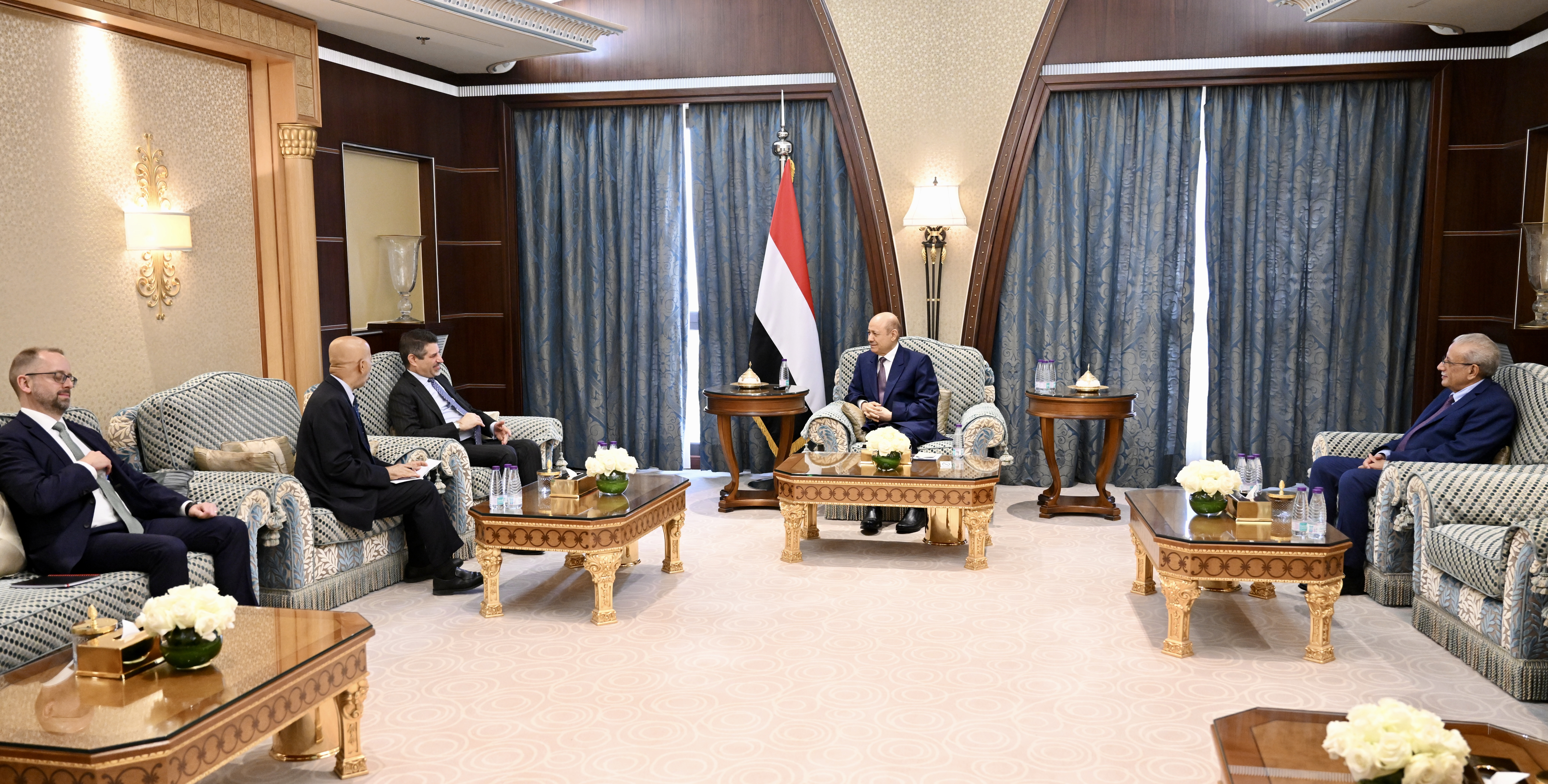 رئيس مجلس القيادة الرئاسي يستقبل السفير الأمريكي 1 يونيو 2023