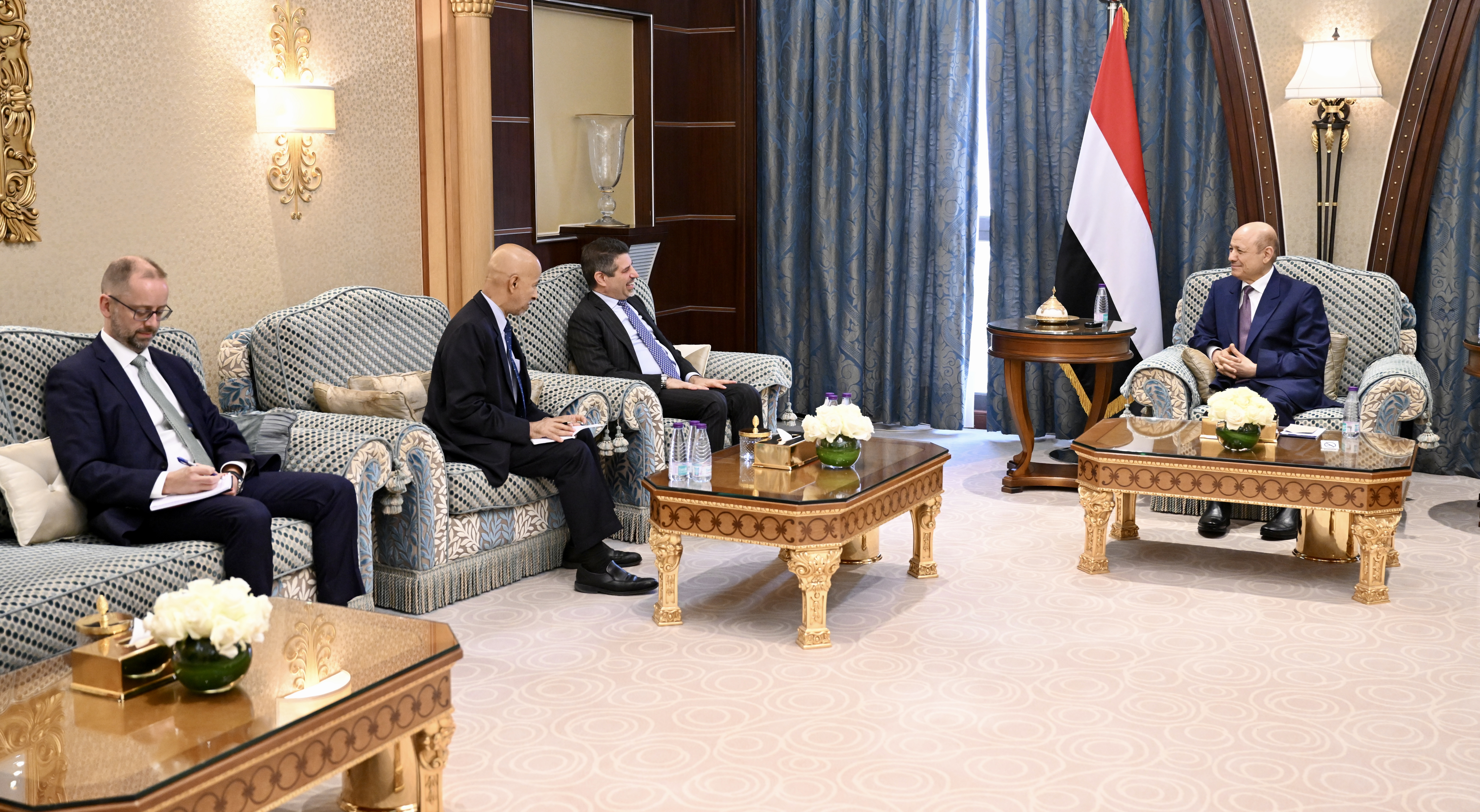 رئيس مجلس القيادة الرئاسي يستقبل السفير الأمريكي 1 يونيو 2023