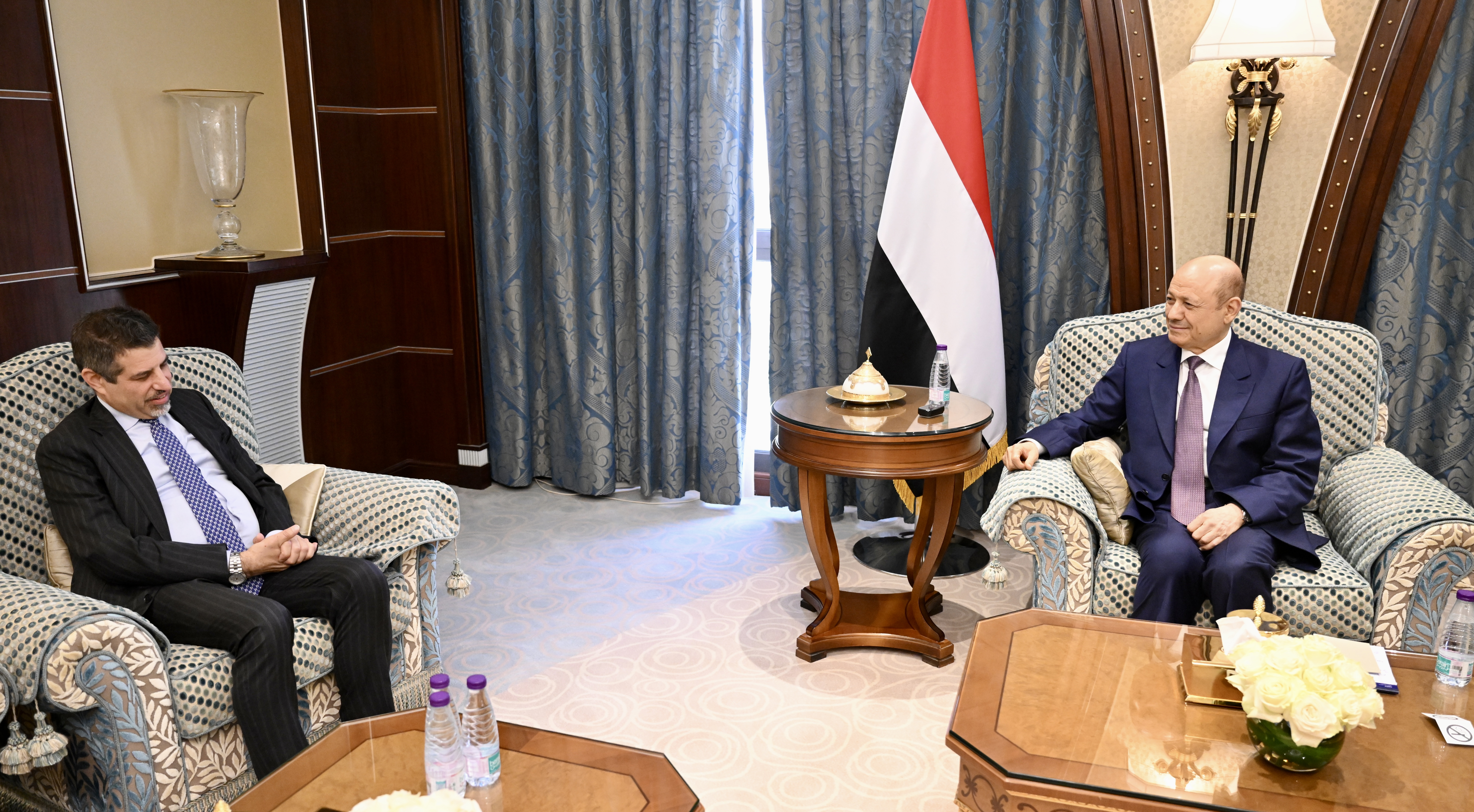 رئيس مجلس القيادة الرئاسي يستقبل السفير الأمريكي 1 يونيو 2023