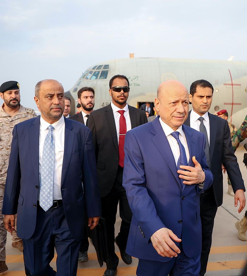 رئيس مجلس القيادة يعود إلى العاصمة المؤقتة عدن
