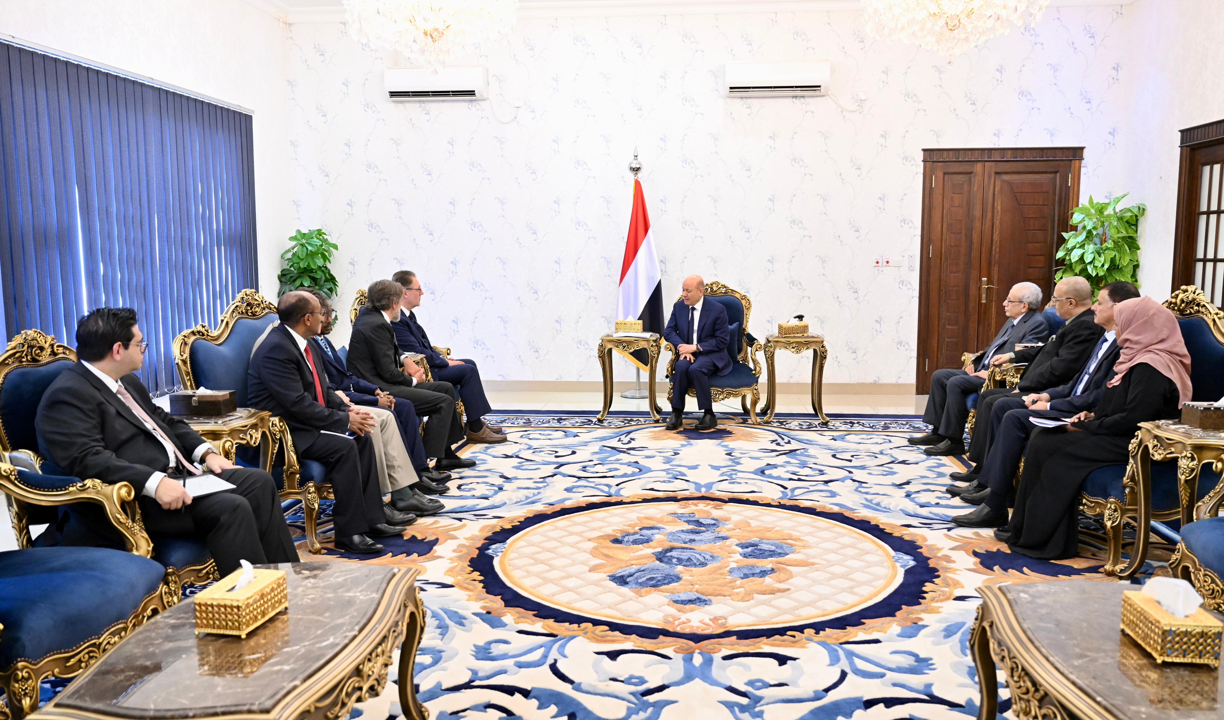 رئيس مجلس القيادة الرئاسي يستقبل مساعد الأمين العام للأمم المتحدة
