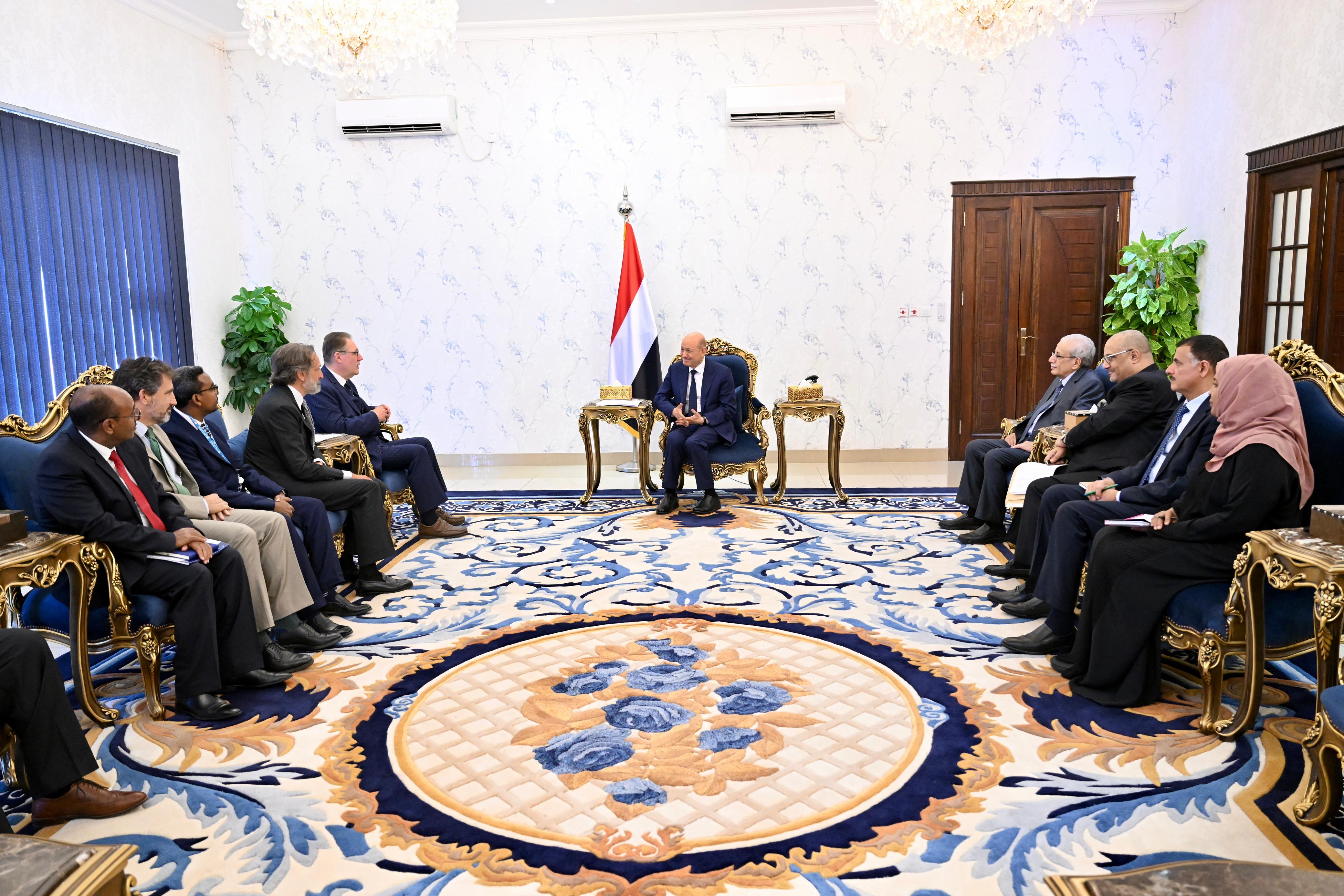 رئيس مجلس القيادة الرئاسي يستقبل مساعد الأمين العام للأمم المتحدة