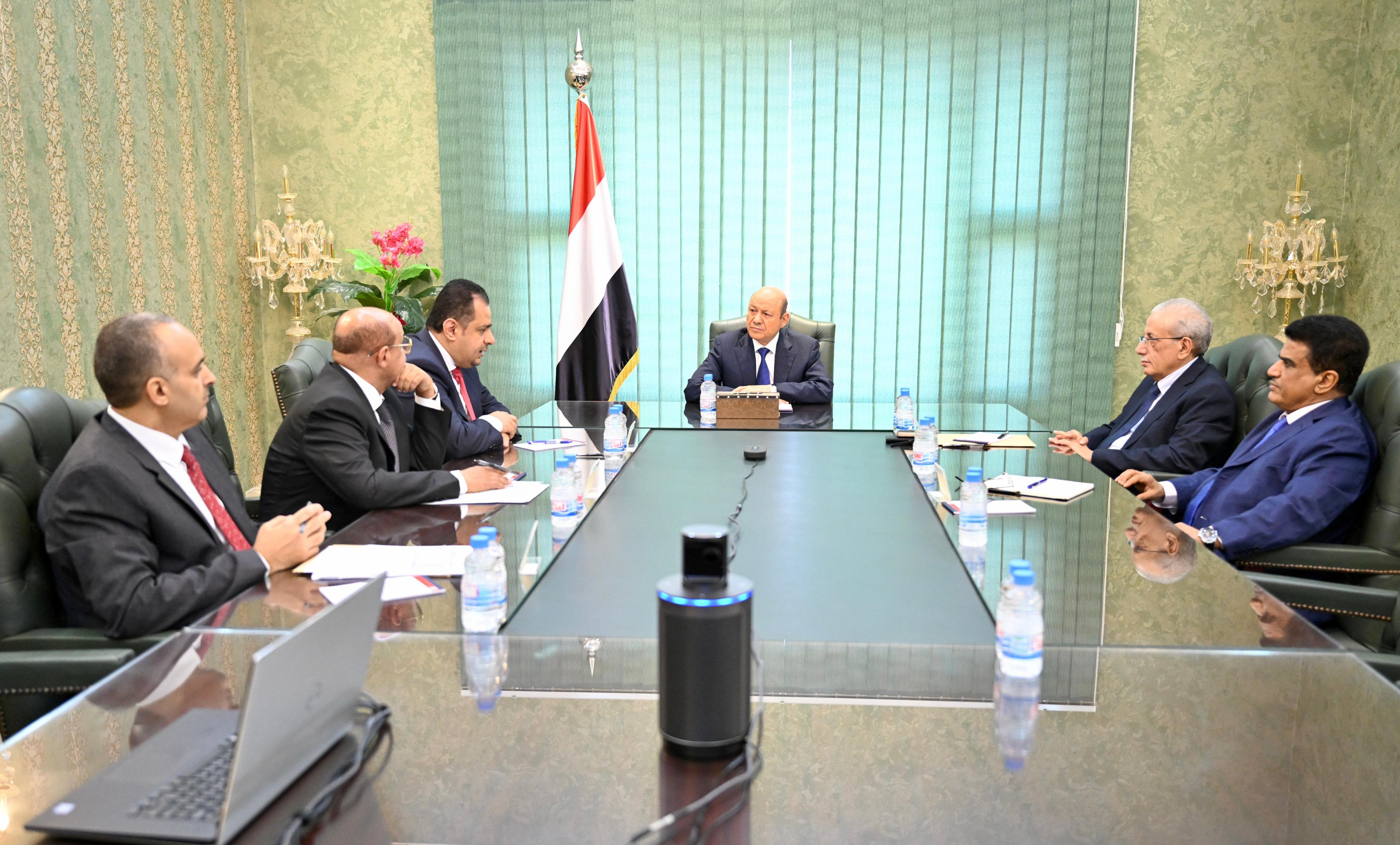 رئيس مجلس القيادة الرئاسي يعقد اجتماعا برئيس الوزراء والمسؤولين المعنيين بالشأن الاقتصادي  31 أكتوبر 2023